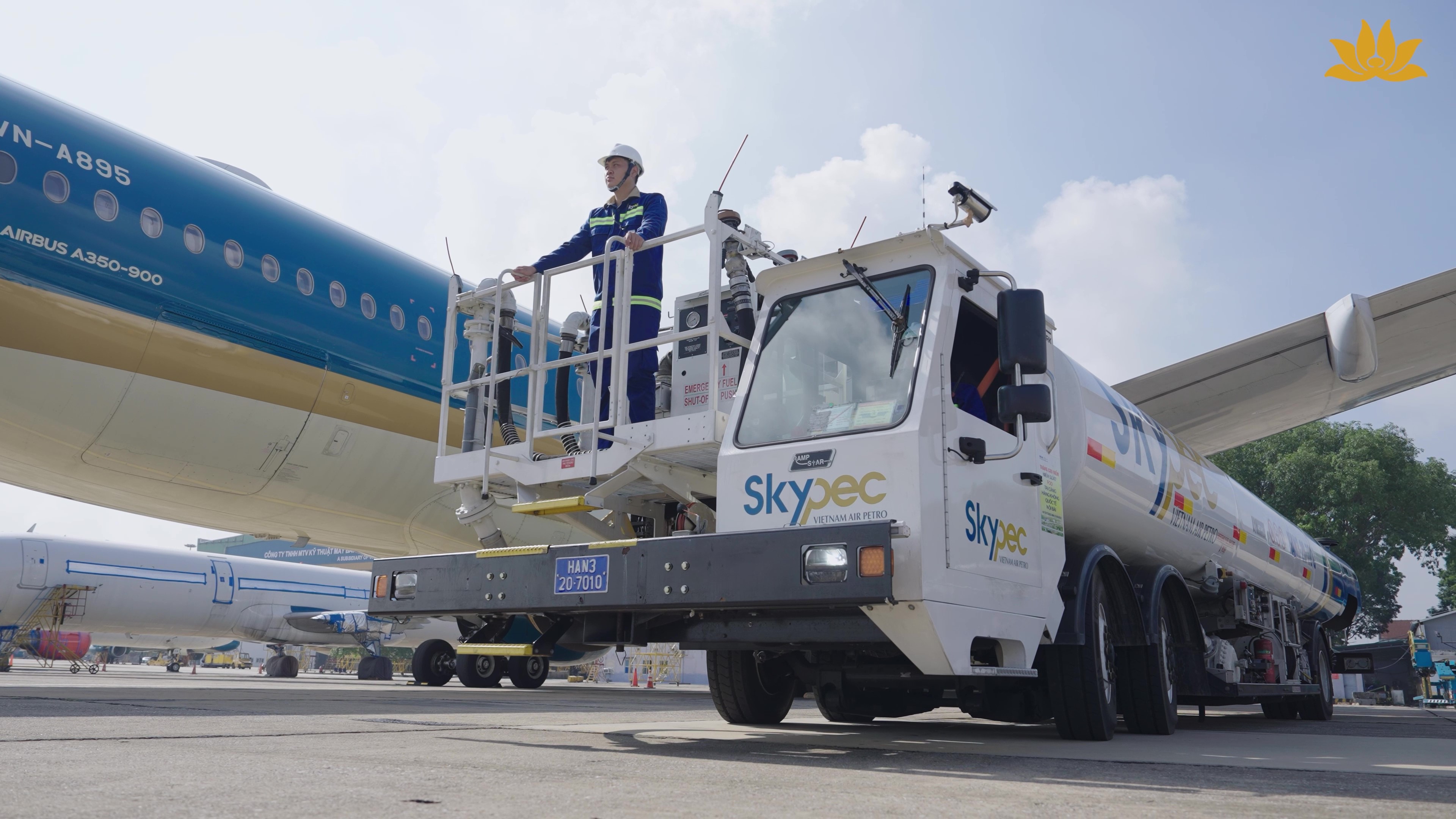 [VNA Why] Máy bay chở khách được nạp nhiên liệu như thế nào?