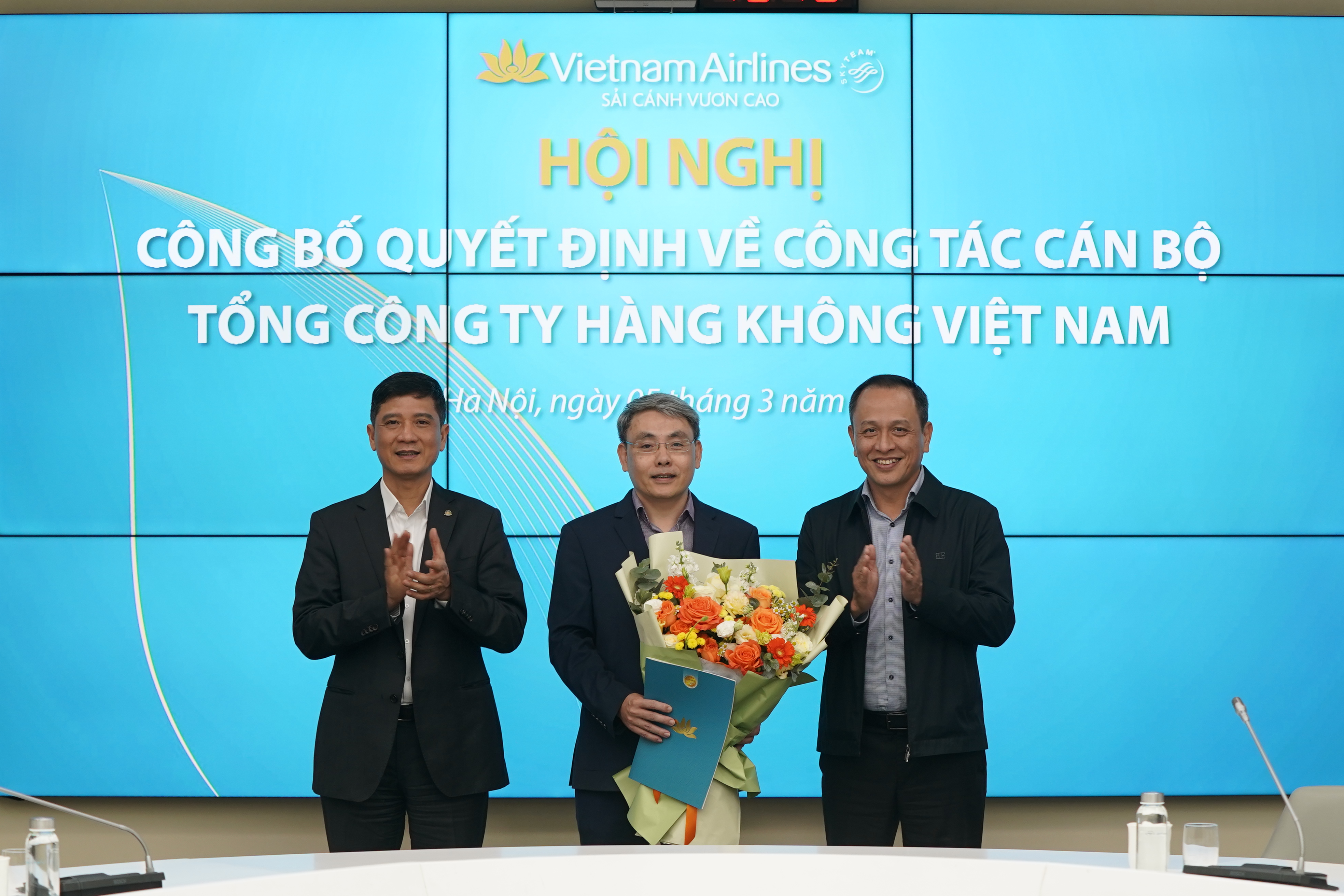 Lãnh đạo TCT trao quyết định bổ nhiệm Phó Giám đốc VASCO