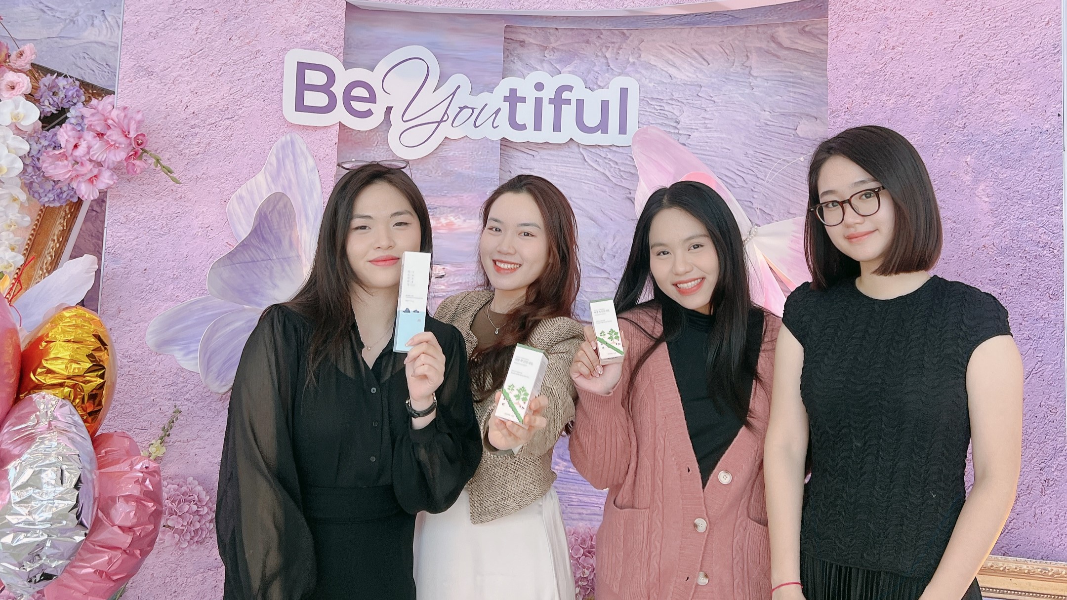 Ban DVHK gửi yêu thương tới chị em nhân ngày 8/3