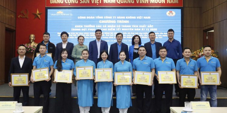 CĐ TCT khen thưởng cá nhân tiêu biểu dịp Tết Nguyên đán 2025