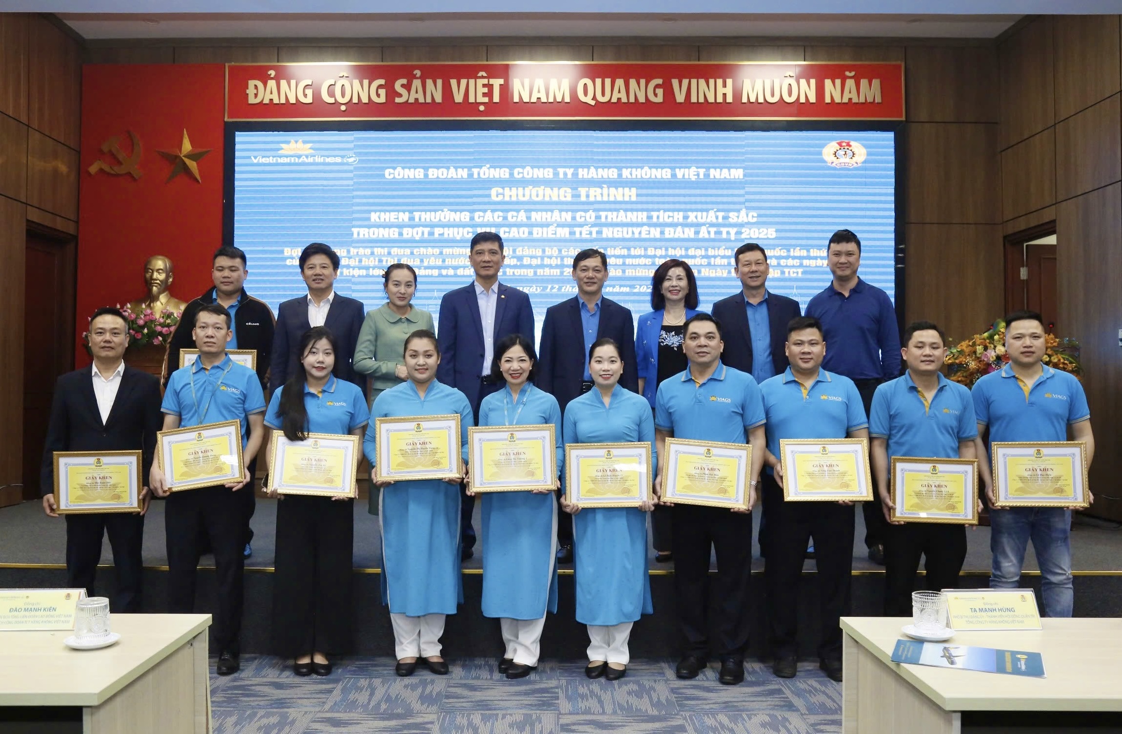 CĐ TCT khen thưởng cá nhân tiêu biểu dịp Tết Nguyên đán 2025