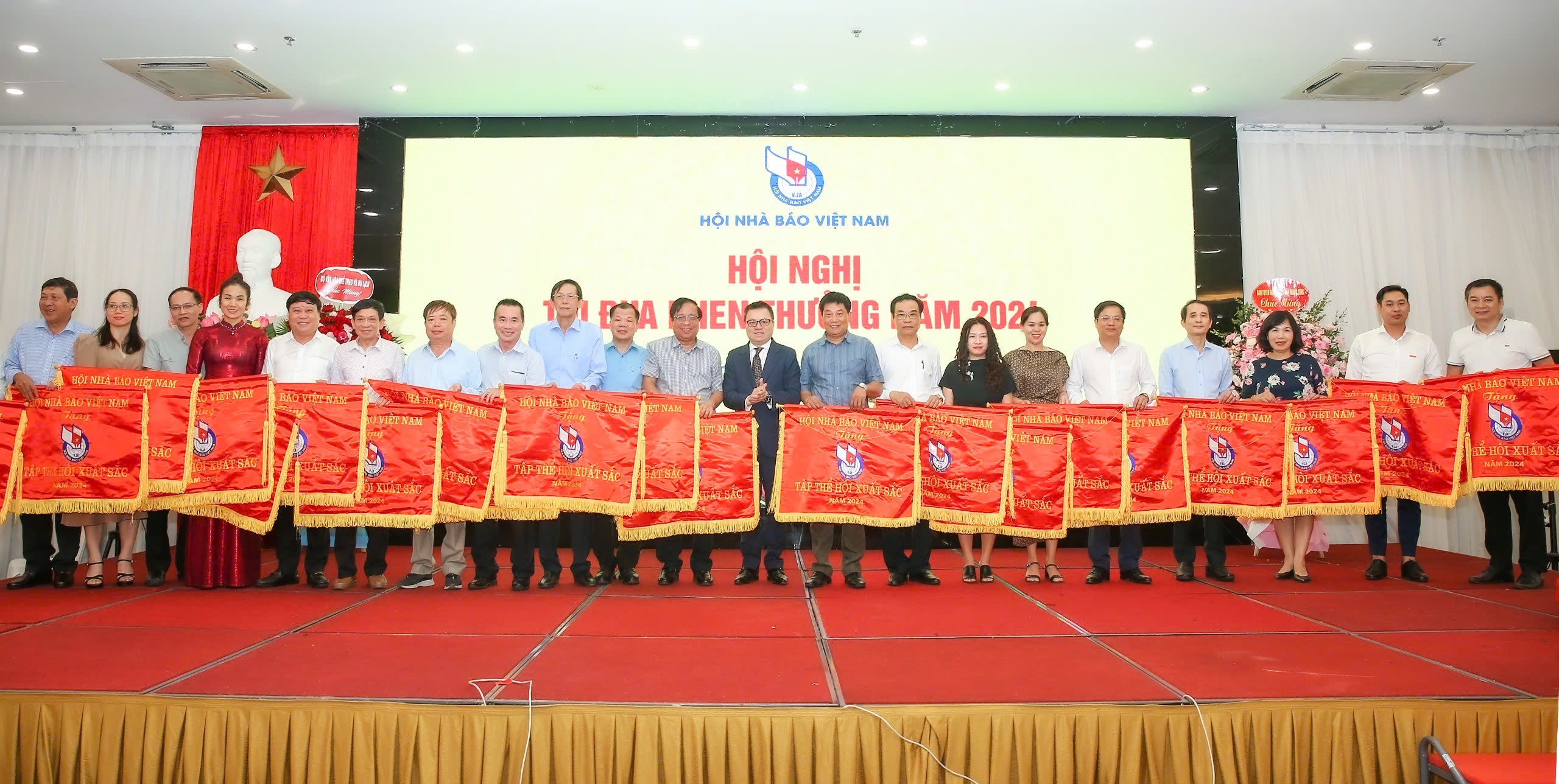 Chi hội tạp chí Heritage nhận Cờ thi đua của Hội Nhà báo Việt Nam