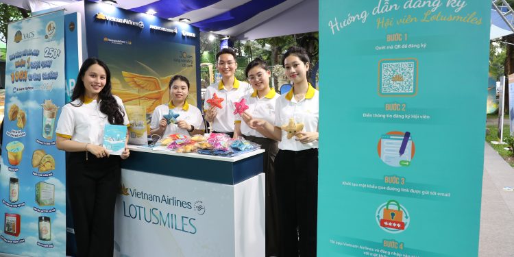 Vietnam Airlines mang đến nhiều trải nghiệm thú vị tại Ngày hội Du lịch TP.HCM 2025
