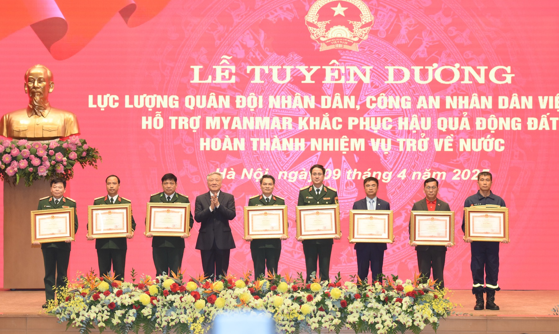 Vietnam Airlines nhận bằng khen của Thủ tướng Chính phủ về công tác hỗ trợ cứu nạn, cứu hộ tại Myanmar