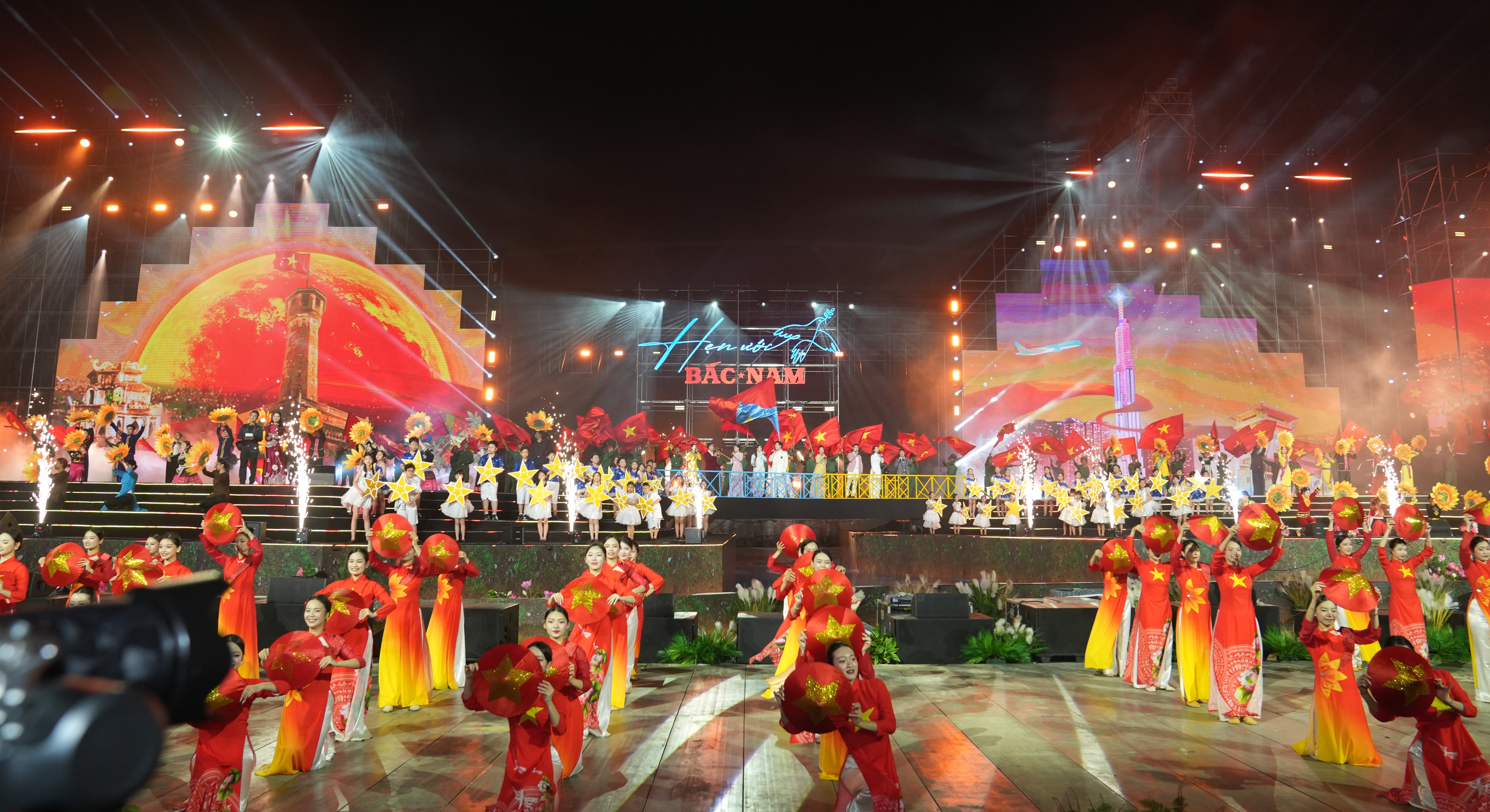 Máy bay có hình Chim Lạc của Vietnam Airlines xuất hiện tại sân khấu chương trình “Hẹn ước Bắc – Nam”