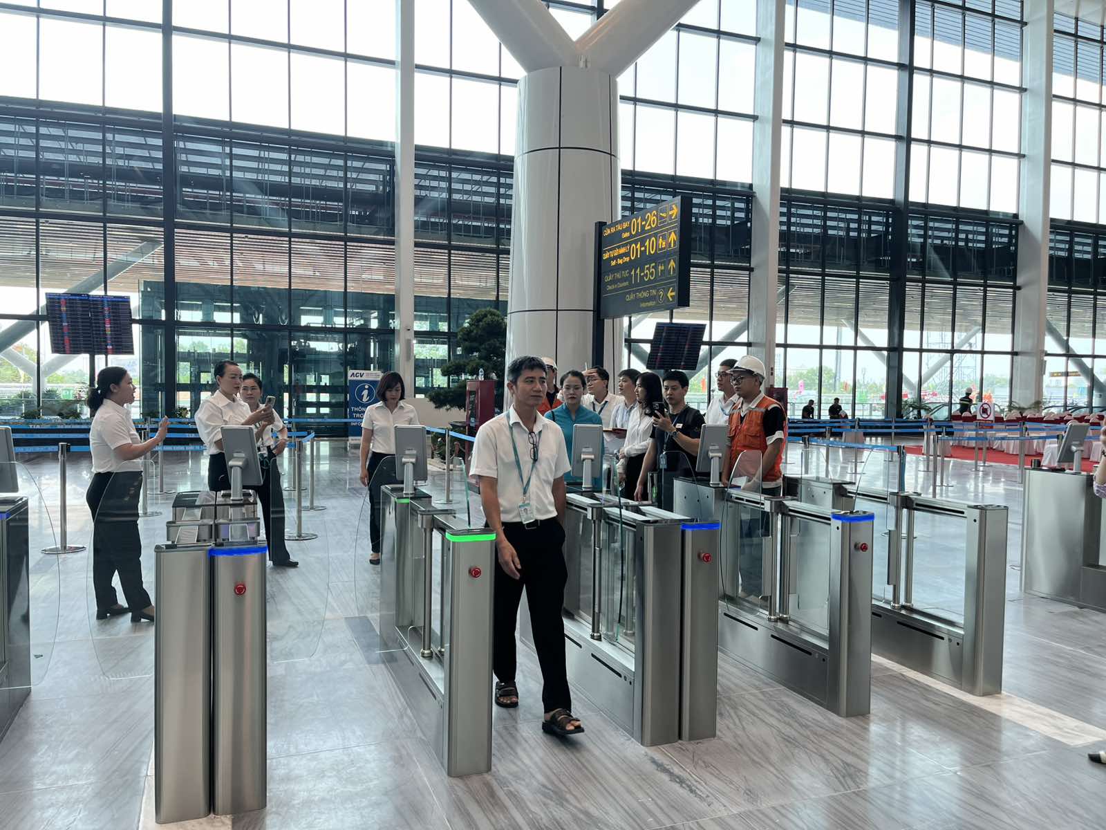 Vietnam Airlines tiên phong ứng dụng định danh và xác thực điện tử  toàn trình trong thủ tục bay