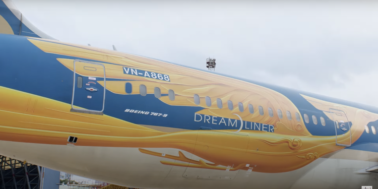 Ngắm nhìn quá trình thay diện mạo livery đặc biệt cùng Vietnam Airlines