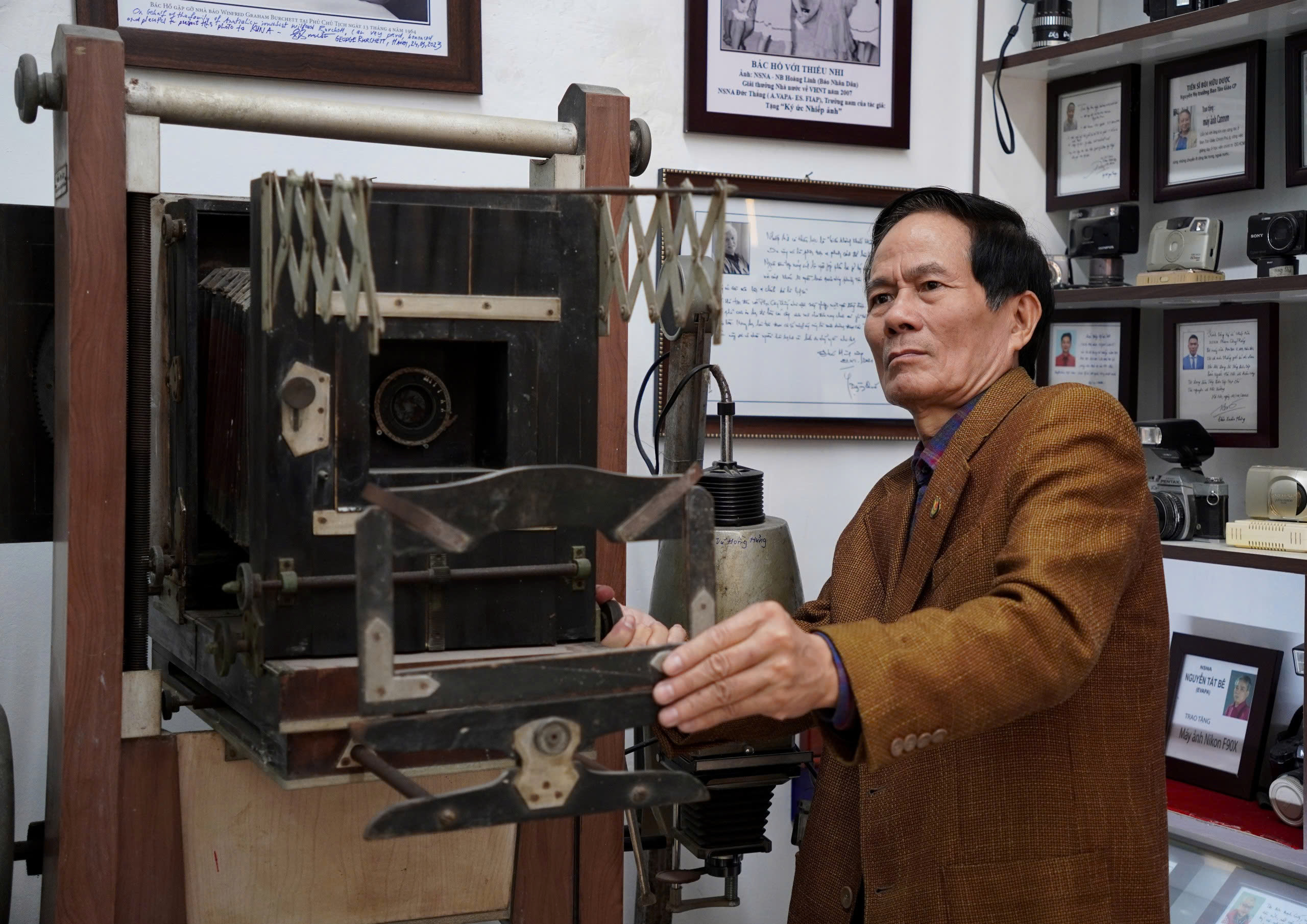 Những chiếc máy ảnh kể chuyện lịch sử