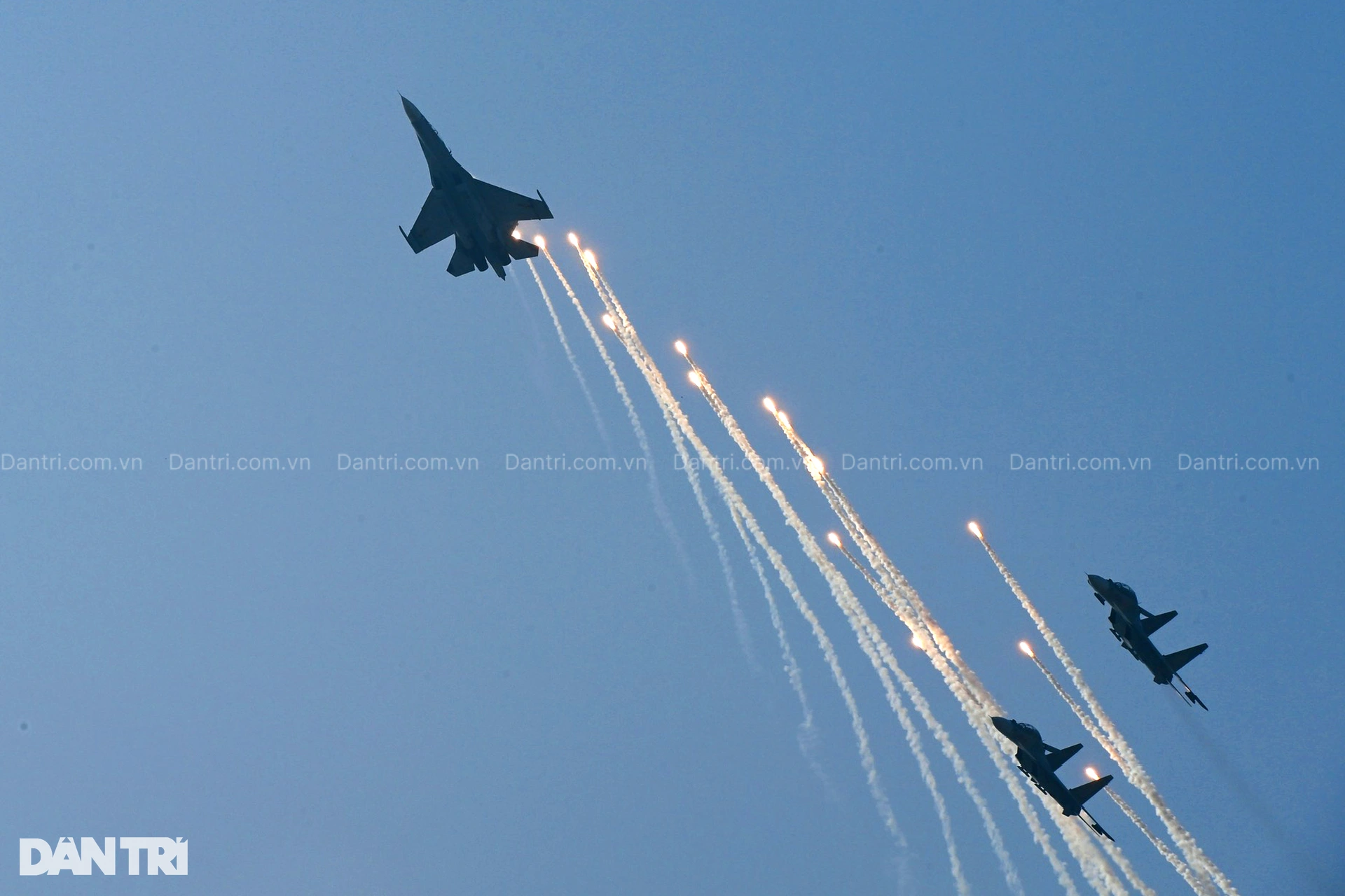 Rực rỡ và kiêu hùng “hổ mang chúa” SU-30MK2 bắn đạn nhiễu chào mừng 50 năm giải phóng Miền Nam