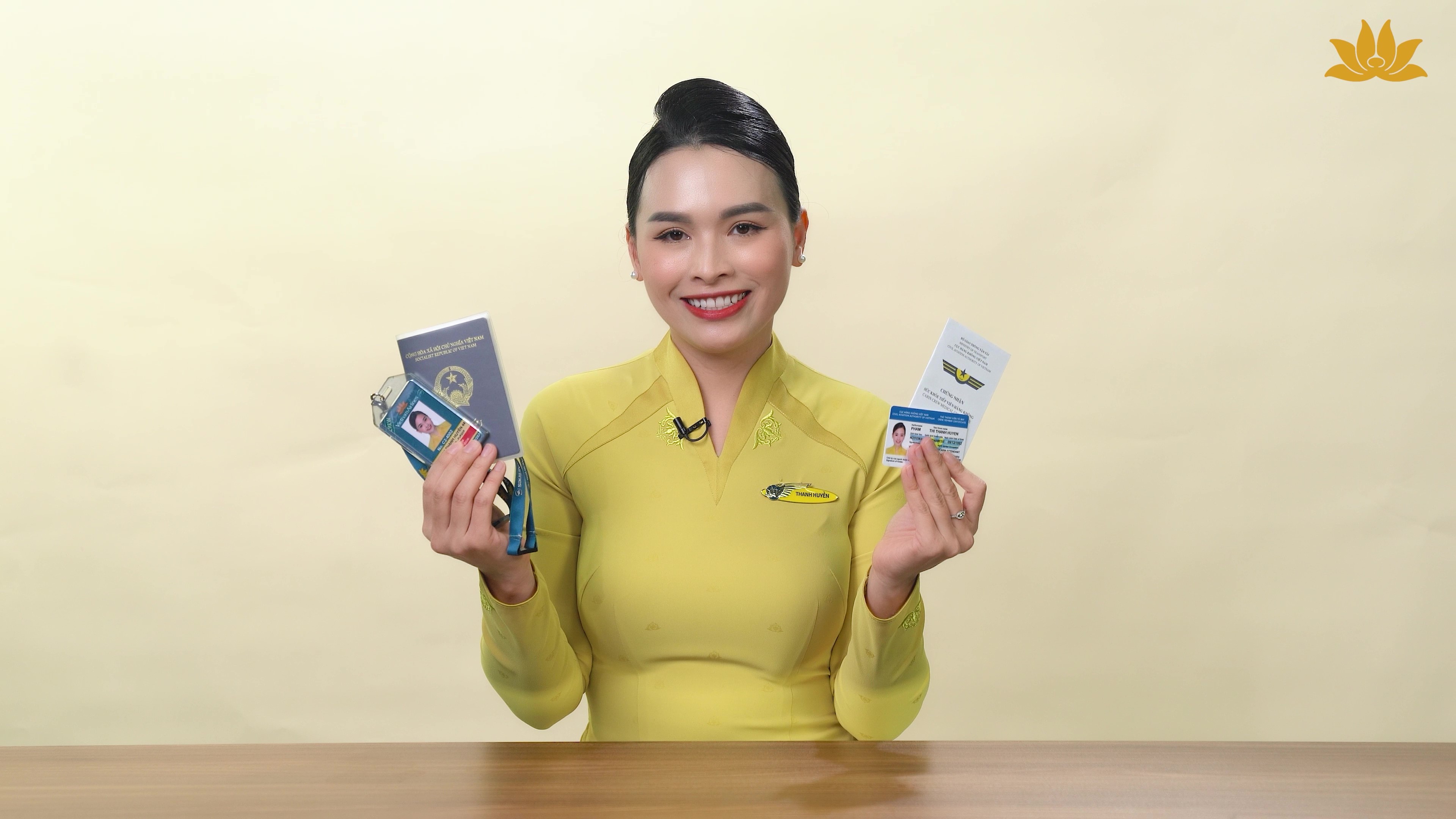 [VNA What] 10 vật dụng không thể thiếu khi đi làm của nữ tiếp viên trưởng