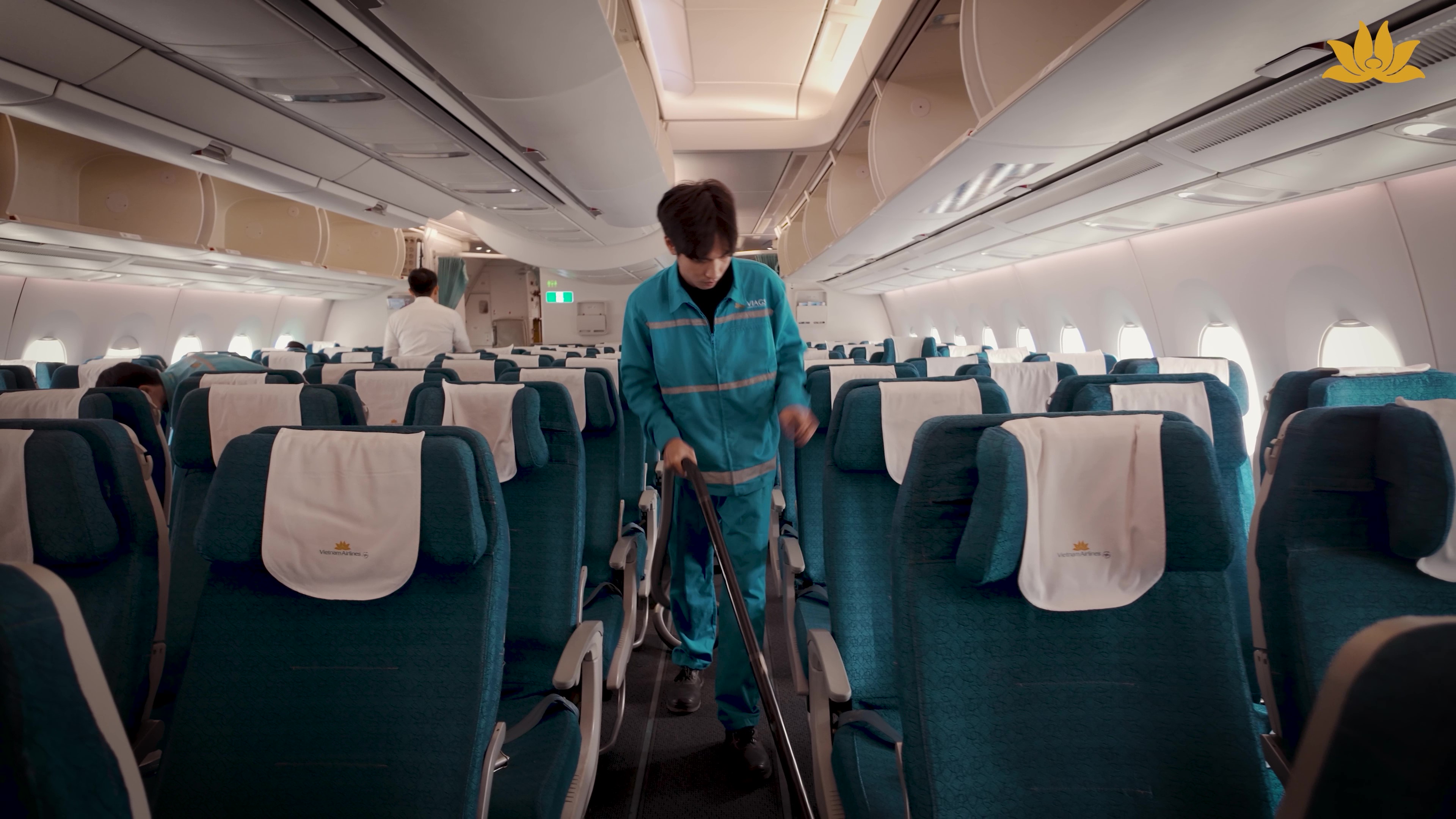 [VNA How] Máy bay Vietnam Airlines được vệ sinh như thế nào?