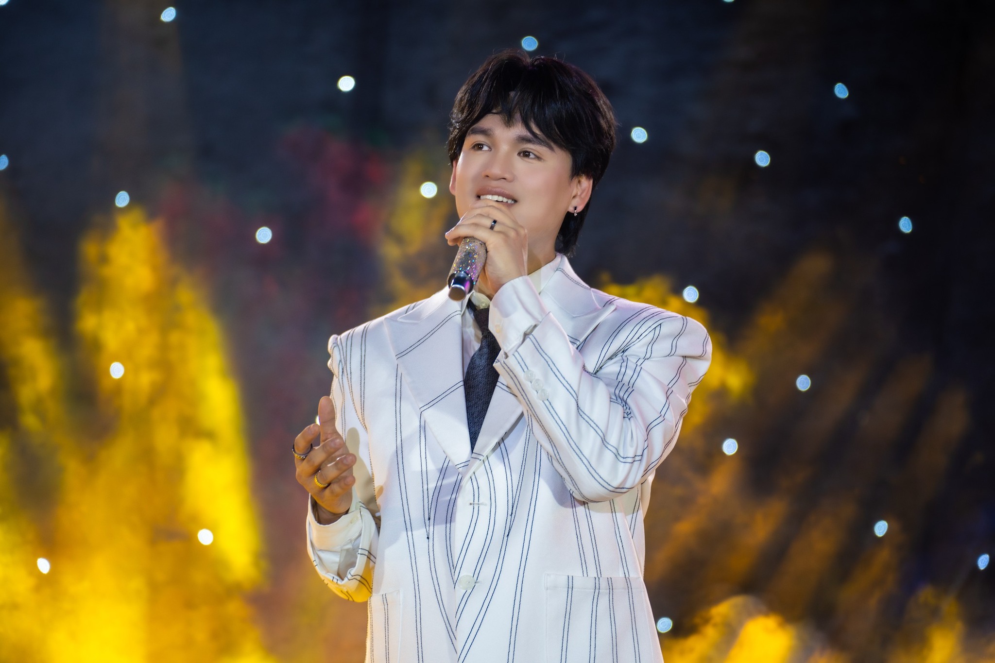 Nguyễn Trần Trung Quân – Khi người kể chuyện bằng âm nhạc góp giọng vào “30 năm – Nhịp đập gắn kết”