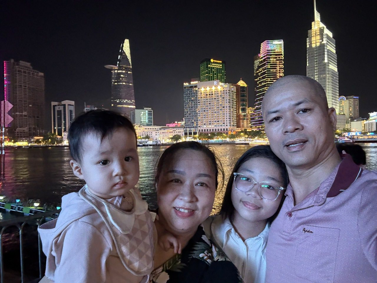 [Tự hào người VNA] Giữ lửa yêu thương giữa “bầu trời thép”: Chuyện đôi vợ chồng 17 năm gắn bó dưới mái nhà Vietnam Airlines