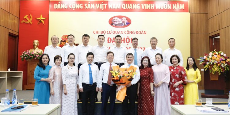 [Hướng tới Đại hội Đảng] Đại hội Chi bộ Cơ quan Công đoàn nhiệm kỳ 2025-2027 thành công tốt đẹp