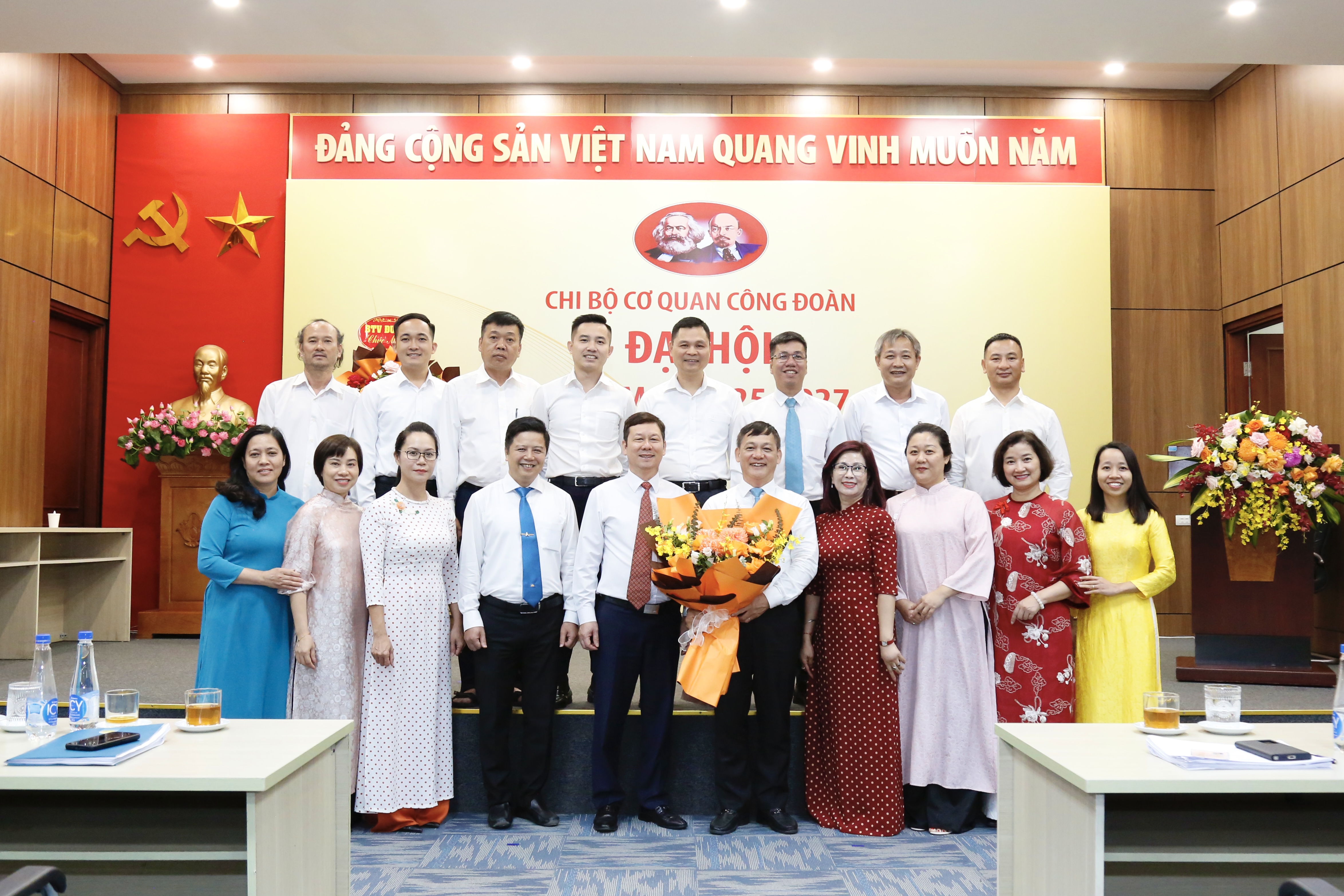 [Hướng tới Đại hội Đảng] Đại hội Chi bộ Cơ quan Công đoàn nhiệm kỳ 2025-2027 thành công tốt đẹp