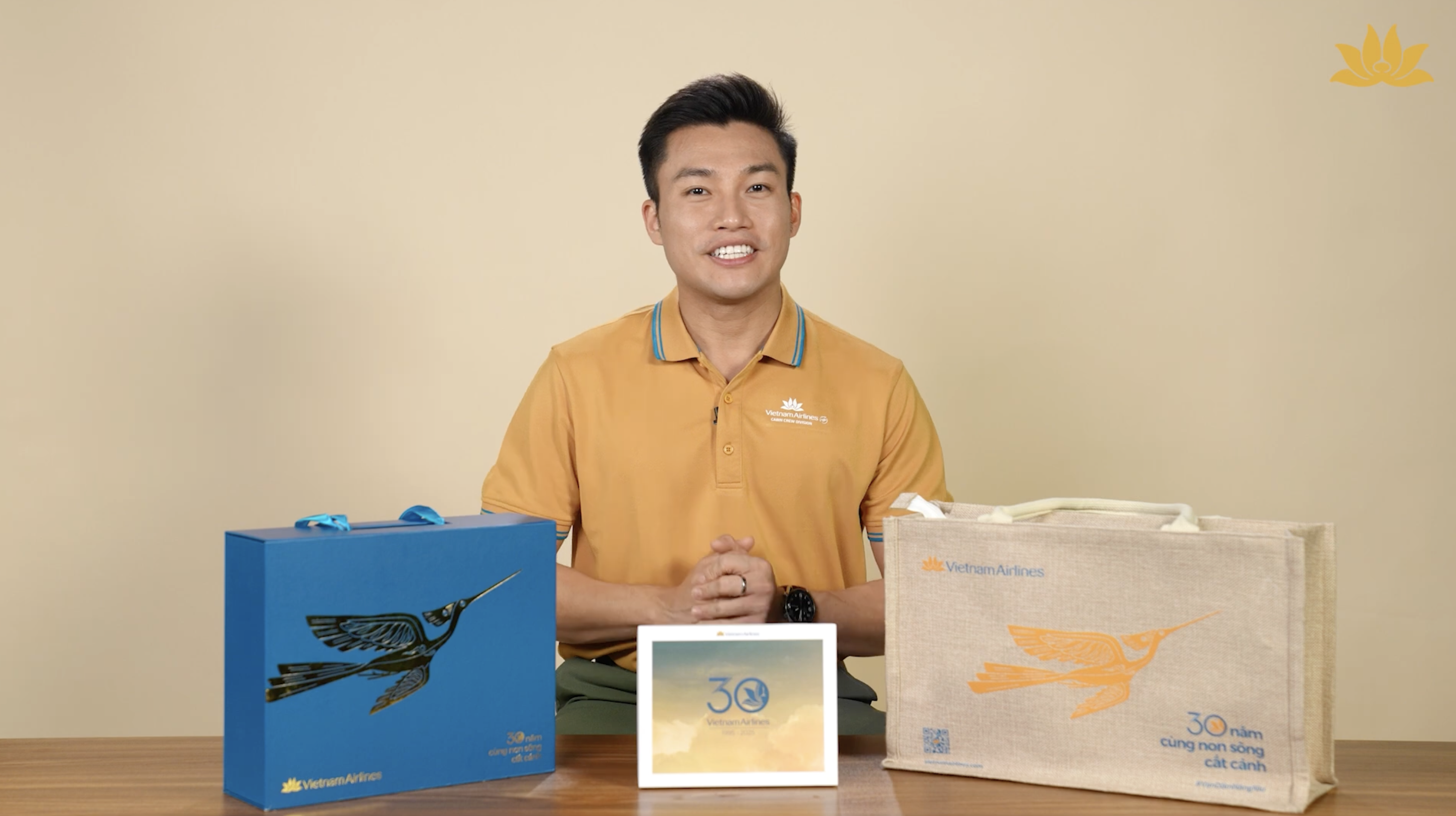 [VNA What] Khám phá bộ quà tặng đặc biệt kỷ niệm 30 năm thành lập