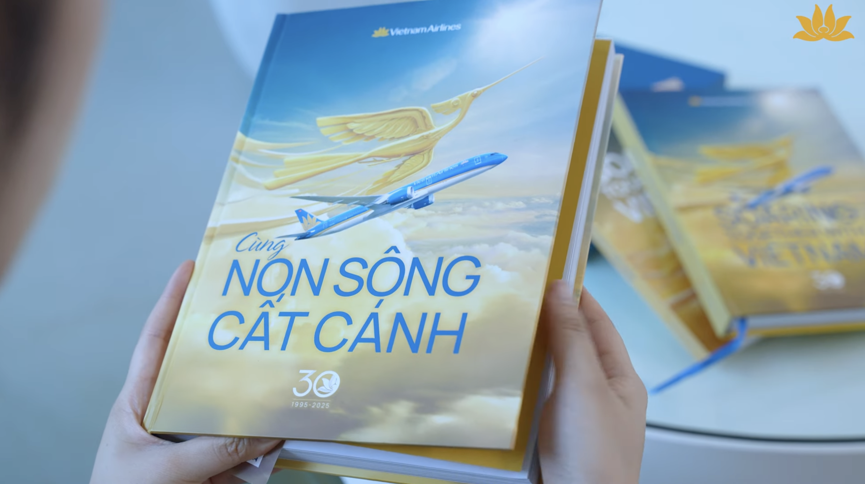 [VNA How] Câu chuyện phía sau những trang sách 30 năm – Cùng non sông cất cánh