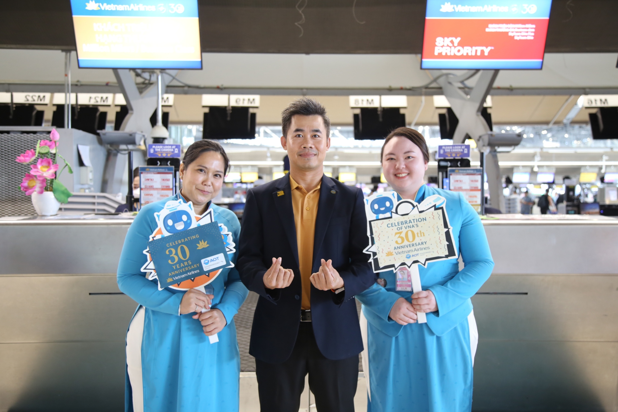 [Tự hào người VNA] Chị Thanasiri: “24 năm gắn bó cùng Vietnam Airlines, tôi chưa từng nghĩ mình sẽ đi xa đến thế”