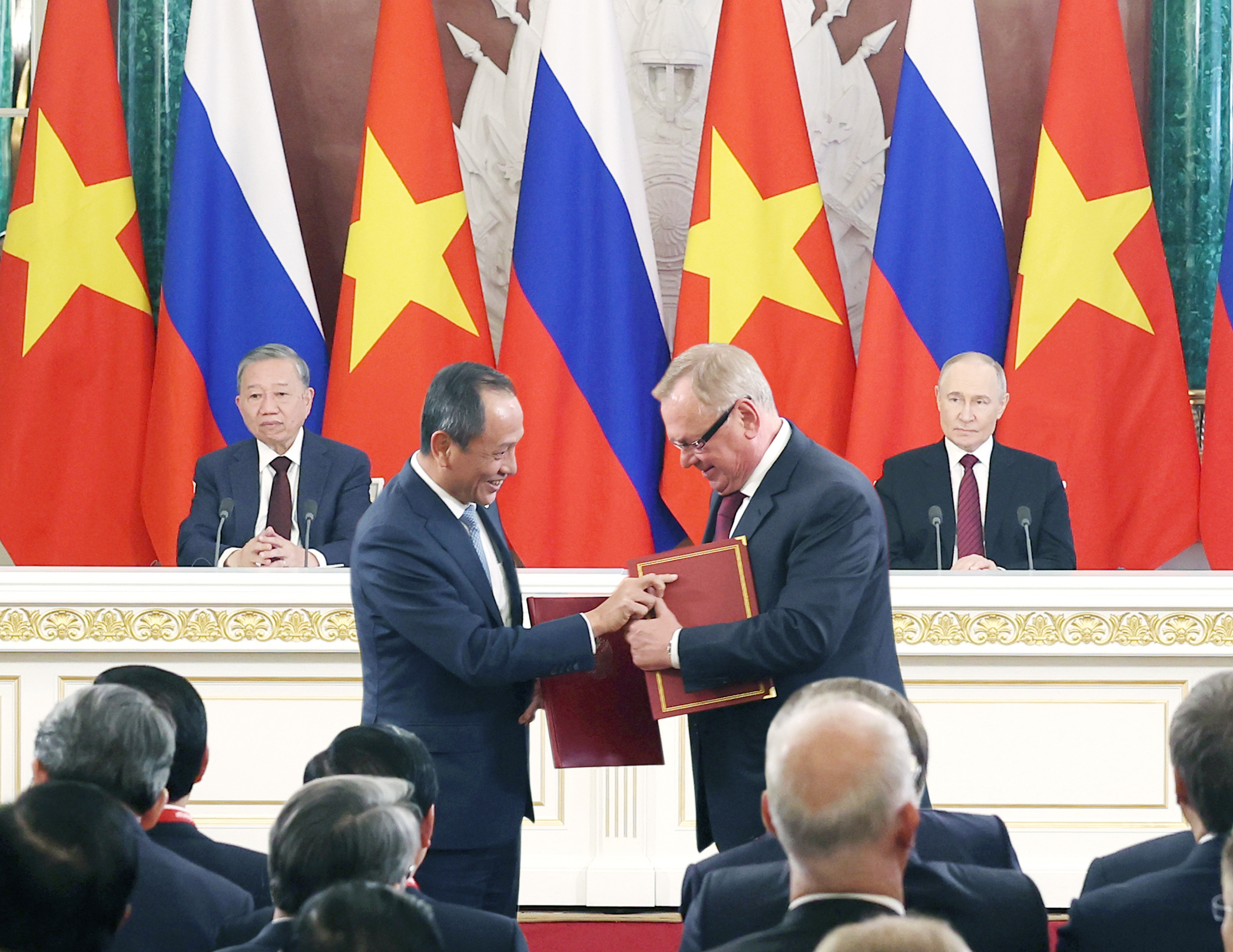 Vietnam Airlines và Ngân hàng Ngoại thương Nga ký kết hợp tác tại Điện Kremlin