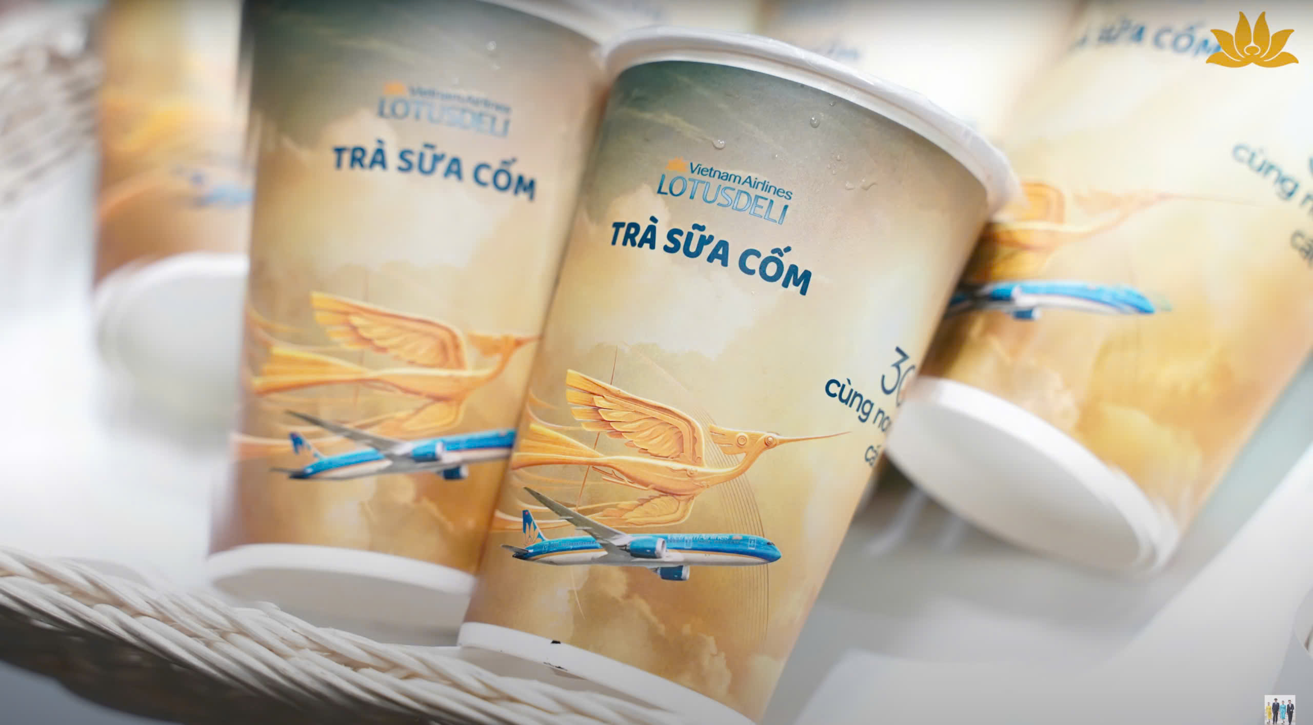 [VNA How] Tất tần tật quy trình đưa trà sữa lên tàu bay