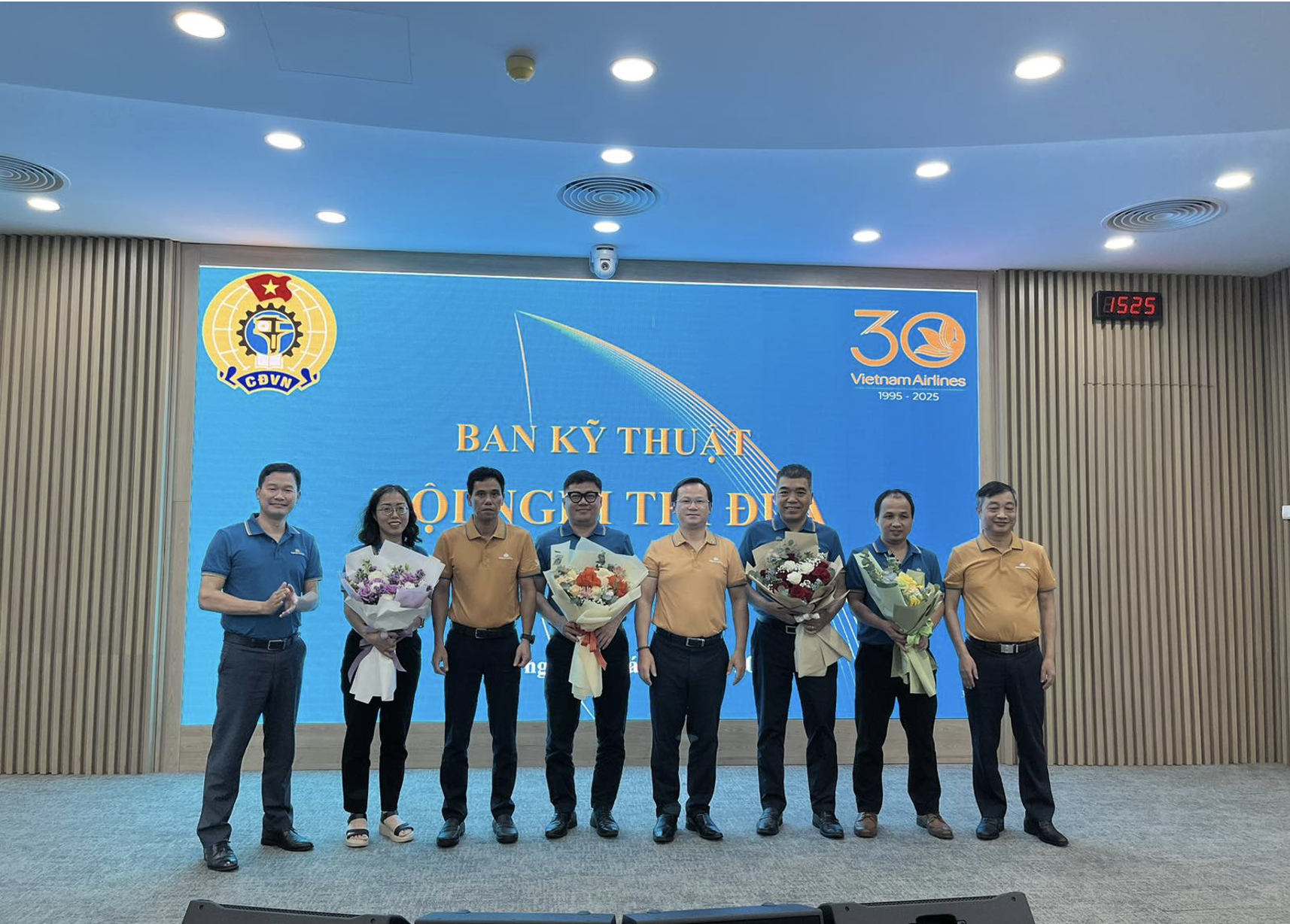 Các đồng chí LĐB và Chủ tịch CĐBP trao phần thưởng thành tích thi đua cho các tập thể phòng. (Ảnh: Ban KT)