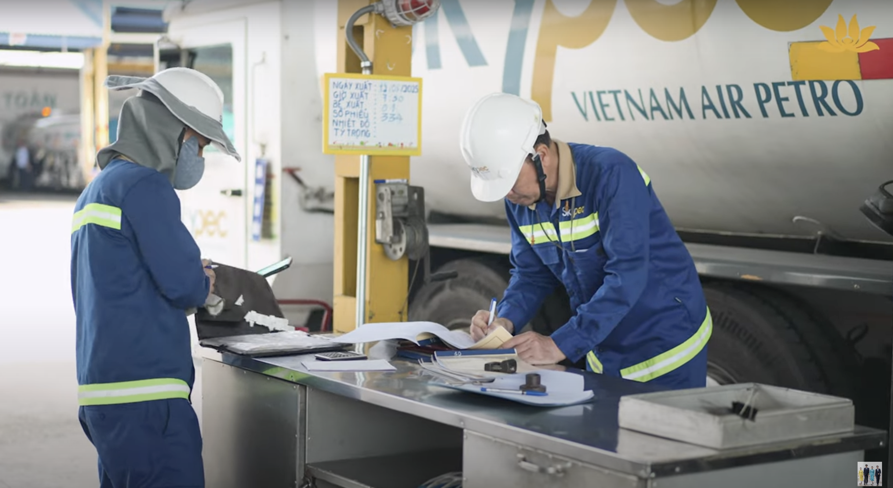 [VNA How] Khám phá bên trong nơi lưu trữ nhiên liệu máy bay