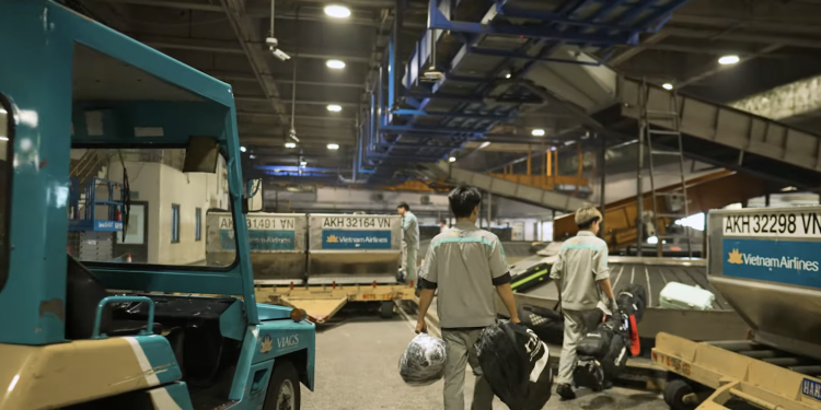 [VNA How] Hành lý ký gửi được đưa lên tàu bay như thế nào?