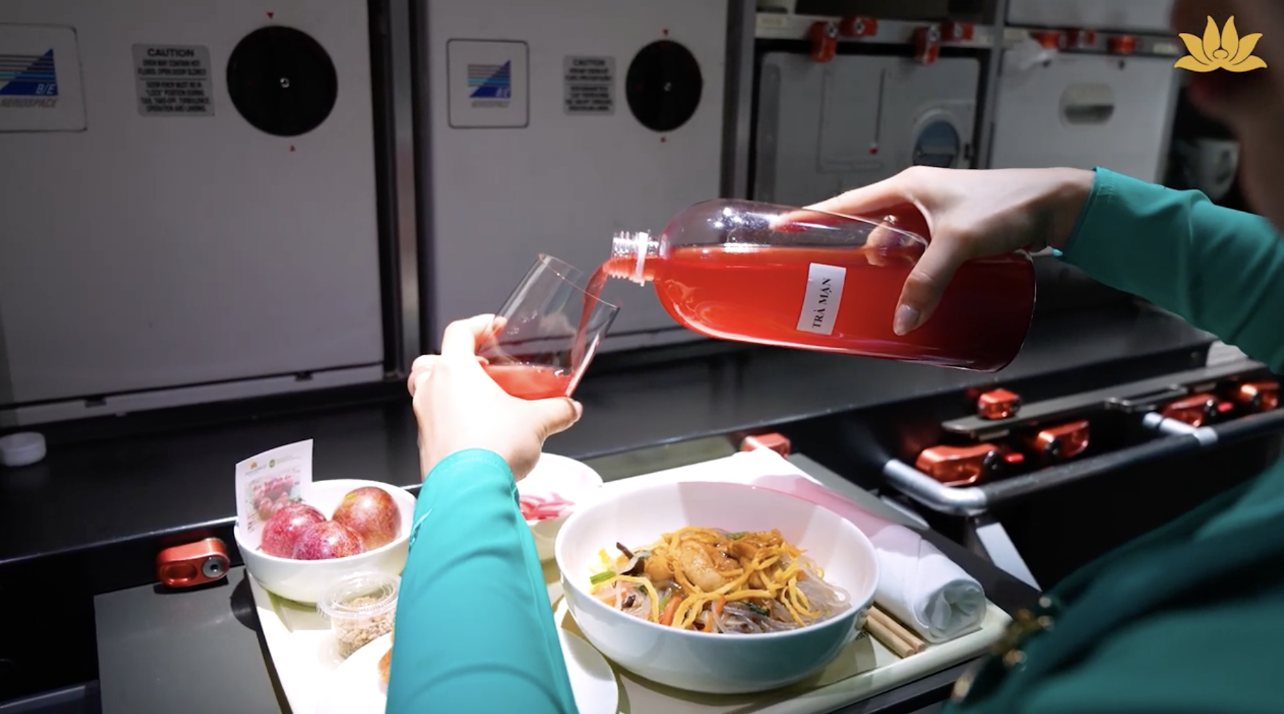 [VNA How] Chuyến bay mùa hè mang hương mận Tây Bắc