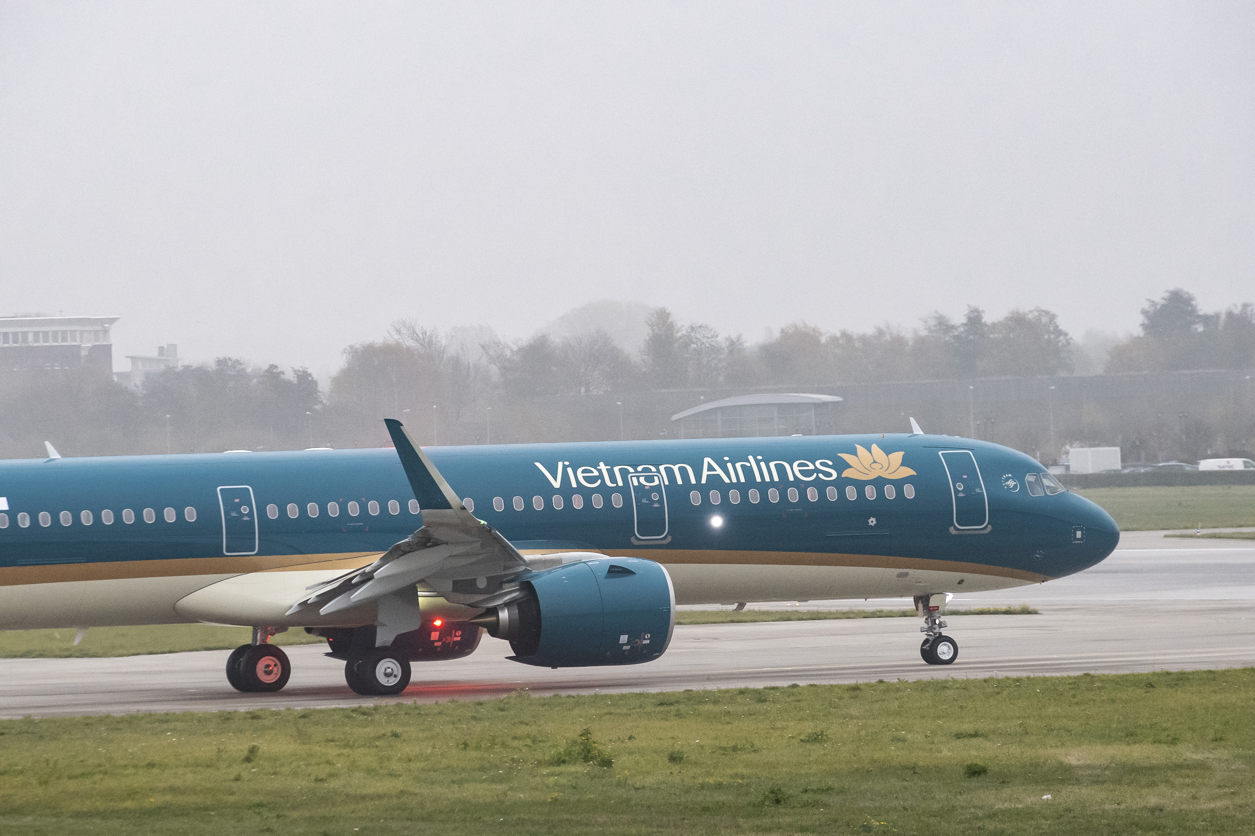 Hàng loạt chuyến bay bị ảnh hưởng do bão số 1 Wutip