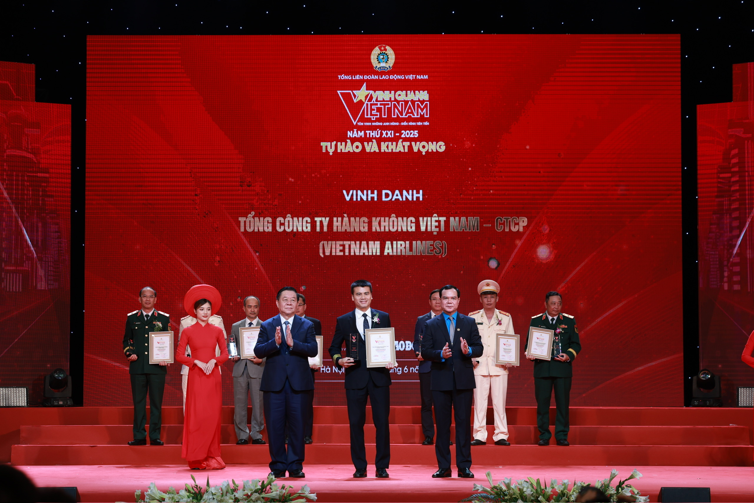 Vietnam Airlines được vinh danh tại chương trình Vinh quang Việt Nam 2025