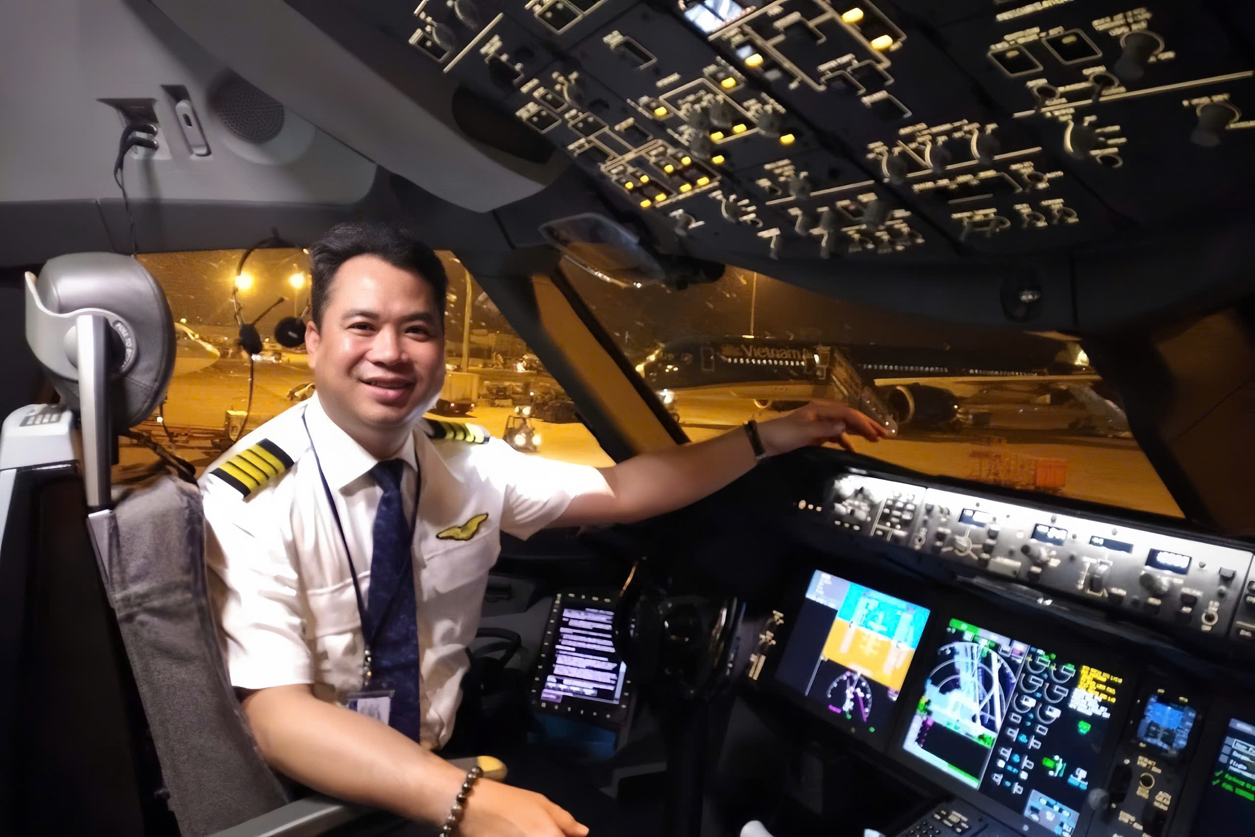[Sen vàng cống hiến] Anh Đặng Lương Mạnh Hà – Gần 30 năm vững vàng trong buồng lái, bền bỉ lan tỏa văn hóa tổ bay
