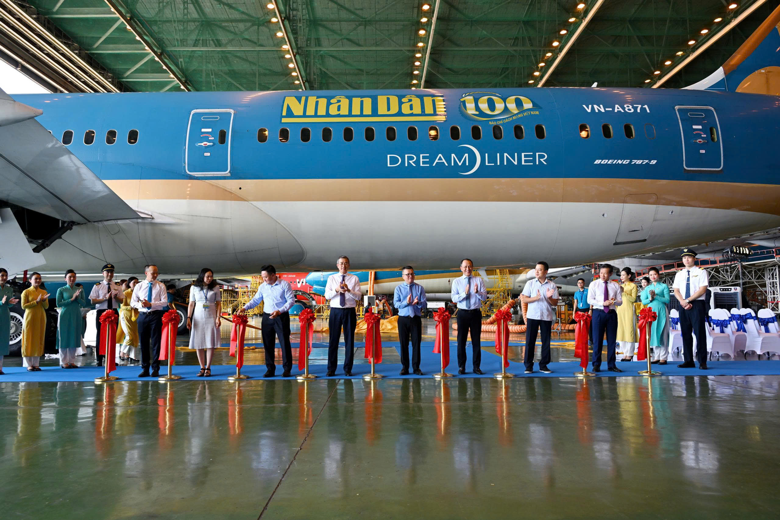 Vietnam Airlines và Báo Nhân Dân tri ân 100 năm báo chí cách mạng bằng biểu tượng trên bầu trời