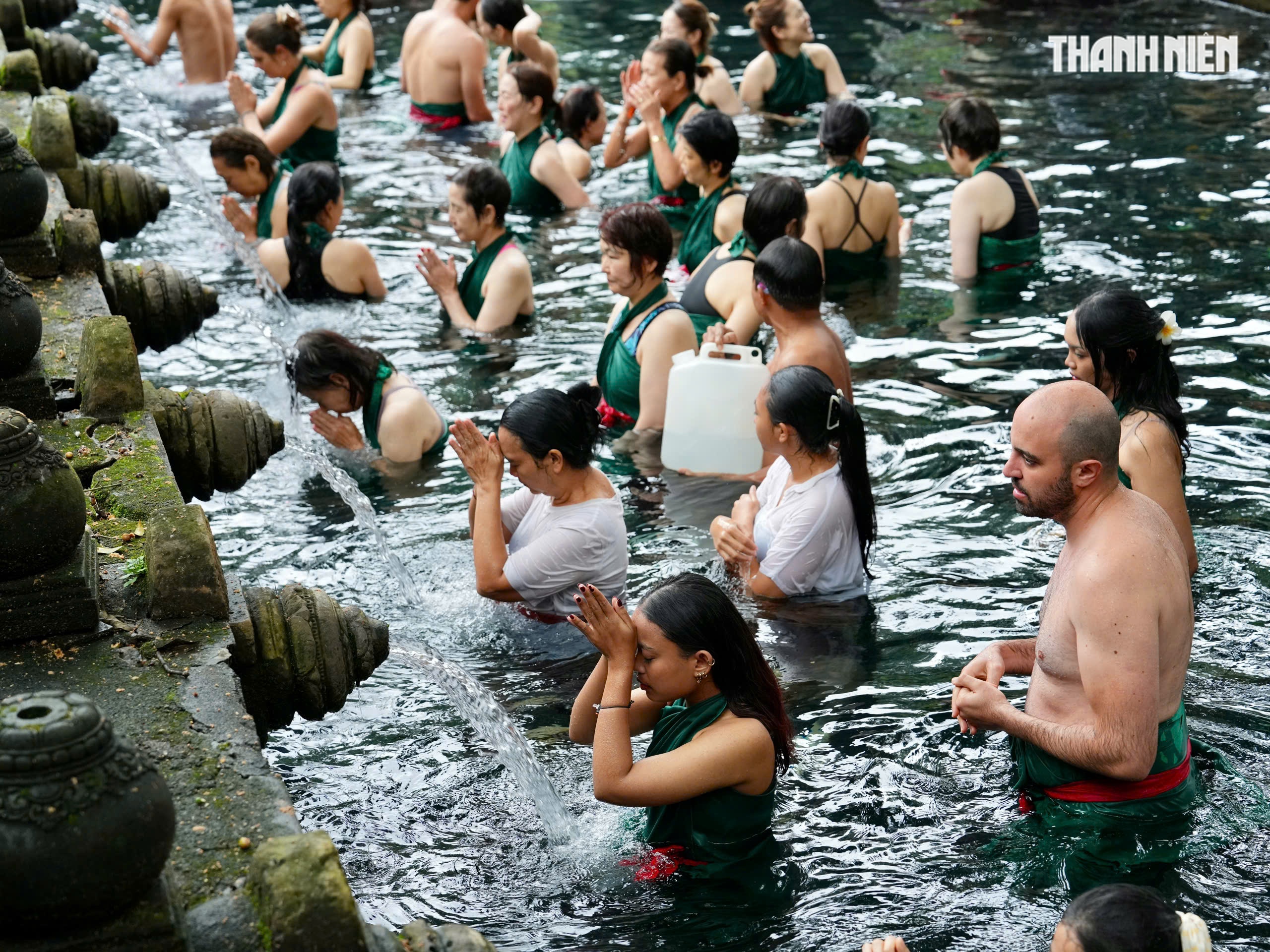 Độc đáo nghi lễ tắm nước thánh thanh lọc tâm hồn ở đền thiêng trên đảo Bali