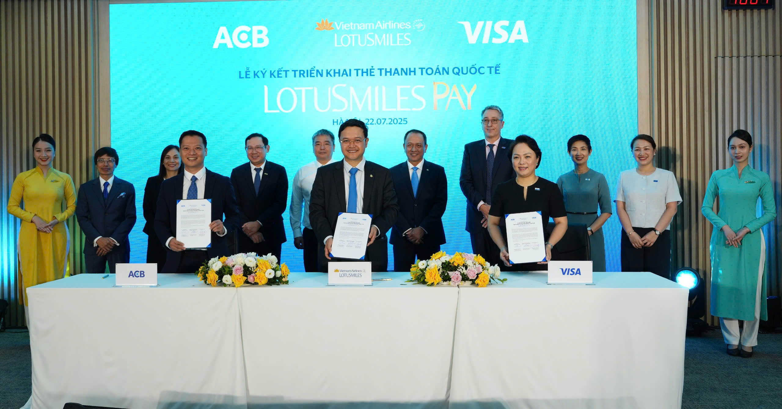 Một chạm, đa trải nghiệm: Vietnam Airlines ra mắt  thẻ hội viên tích hợp thanh toán Lotusmiles Pay