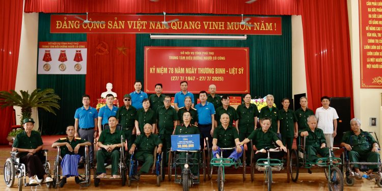 Vietnam Airlines tri ân các thương bệnh binh tại Trung tâm Điều dưỡng người có công tỉnh Phú Thọ