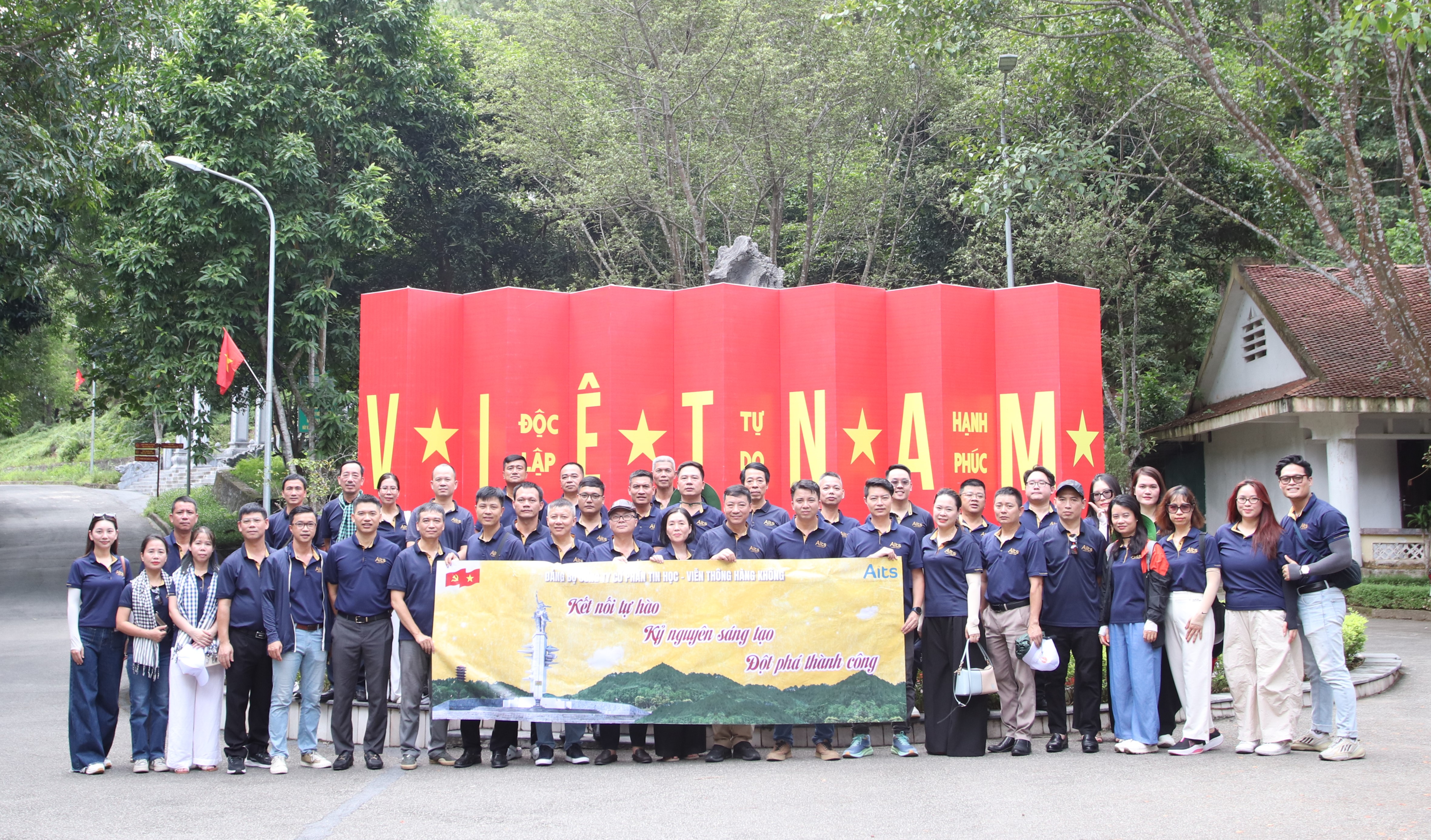 Đảng bộ AITS về nguồn tại khu di tích lịch sử Ngã ba Đồng Lộc