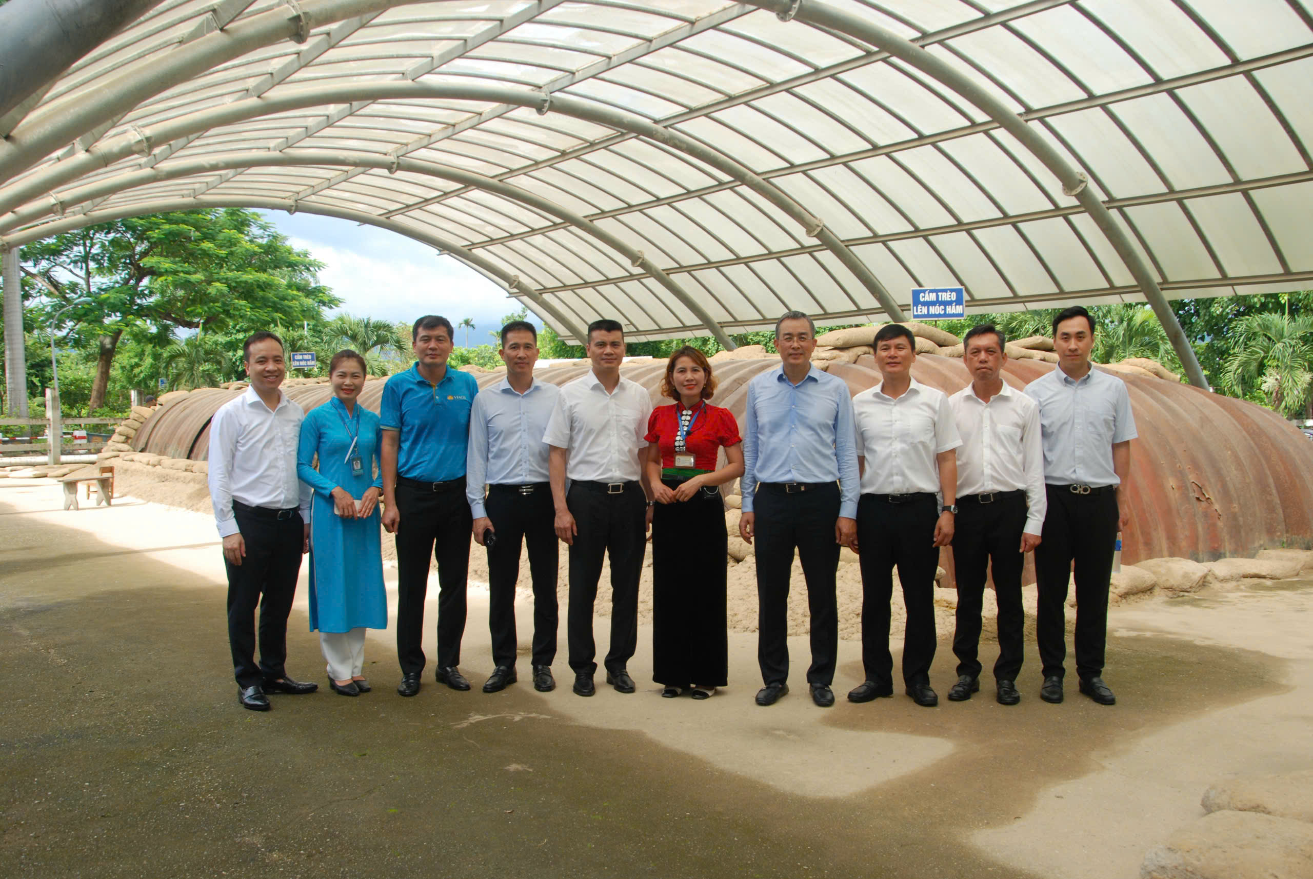 Lãnh đạo Vietnam Airlines dâng hương tưởng niệm các anh hùng liệt sĩ tại Điện Biên