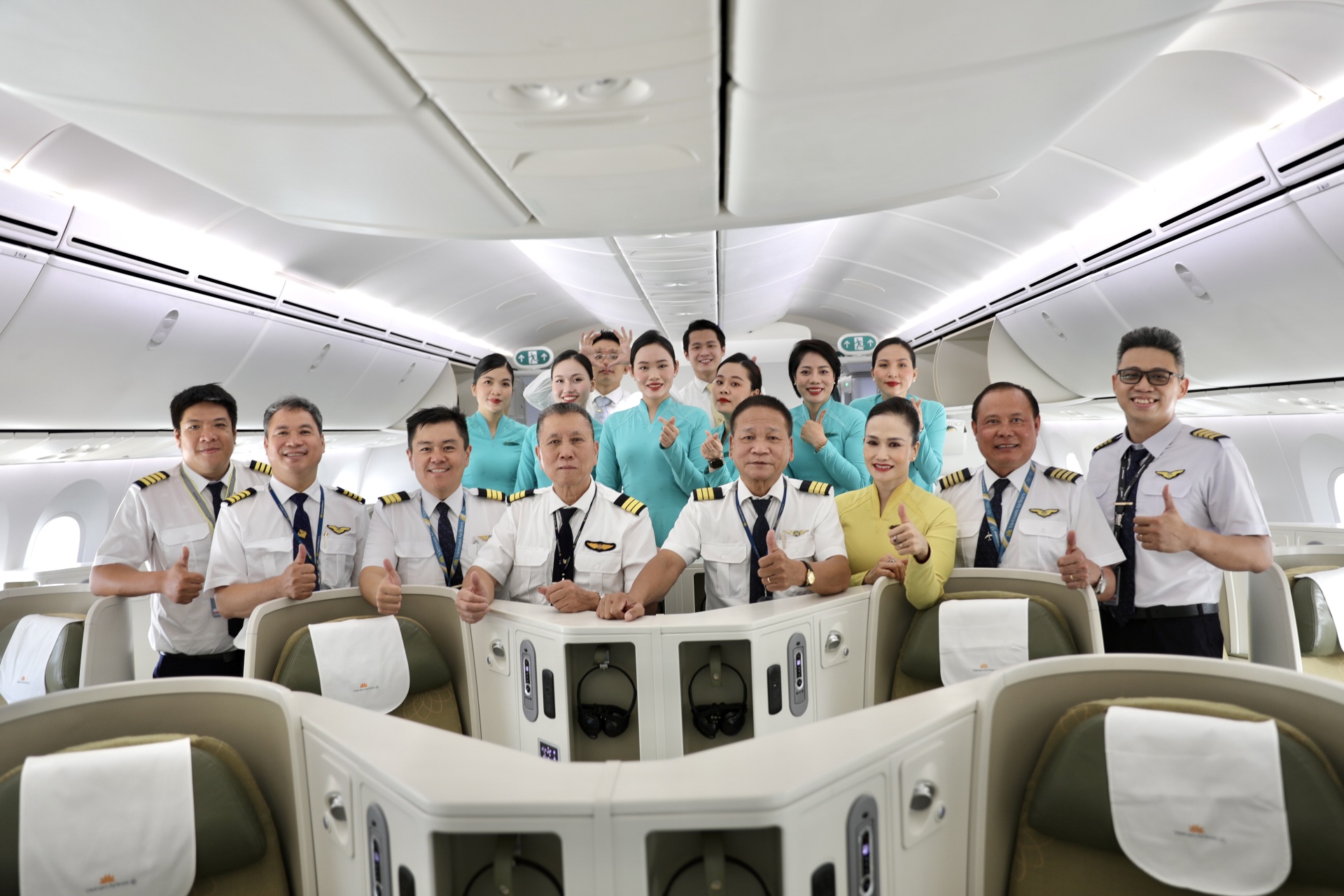 Chuyến bay của sự thăng hoa tình đồng chí, đồng nghiệp