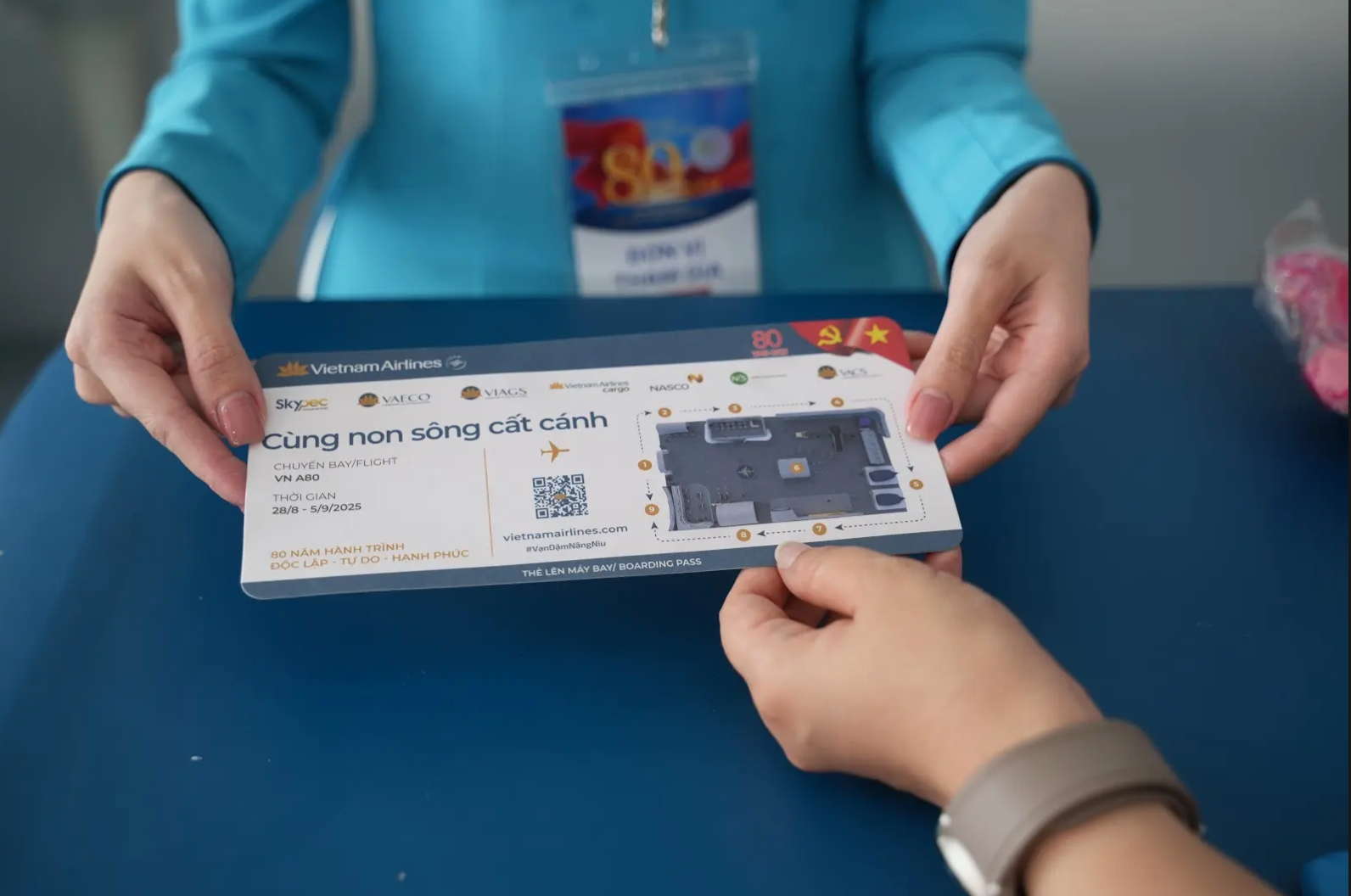 Vietnam Airlines mang cả quầy check-in “thật” đến triển lãm A80