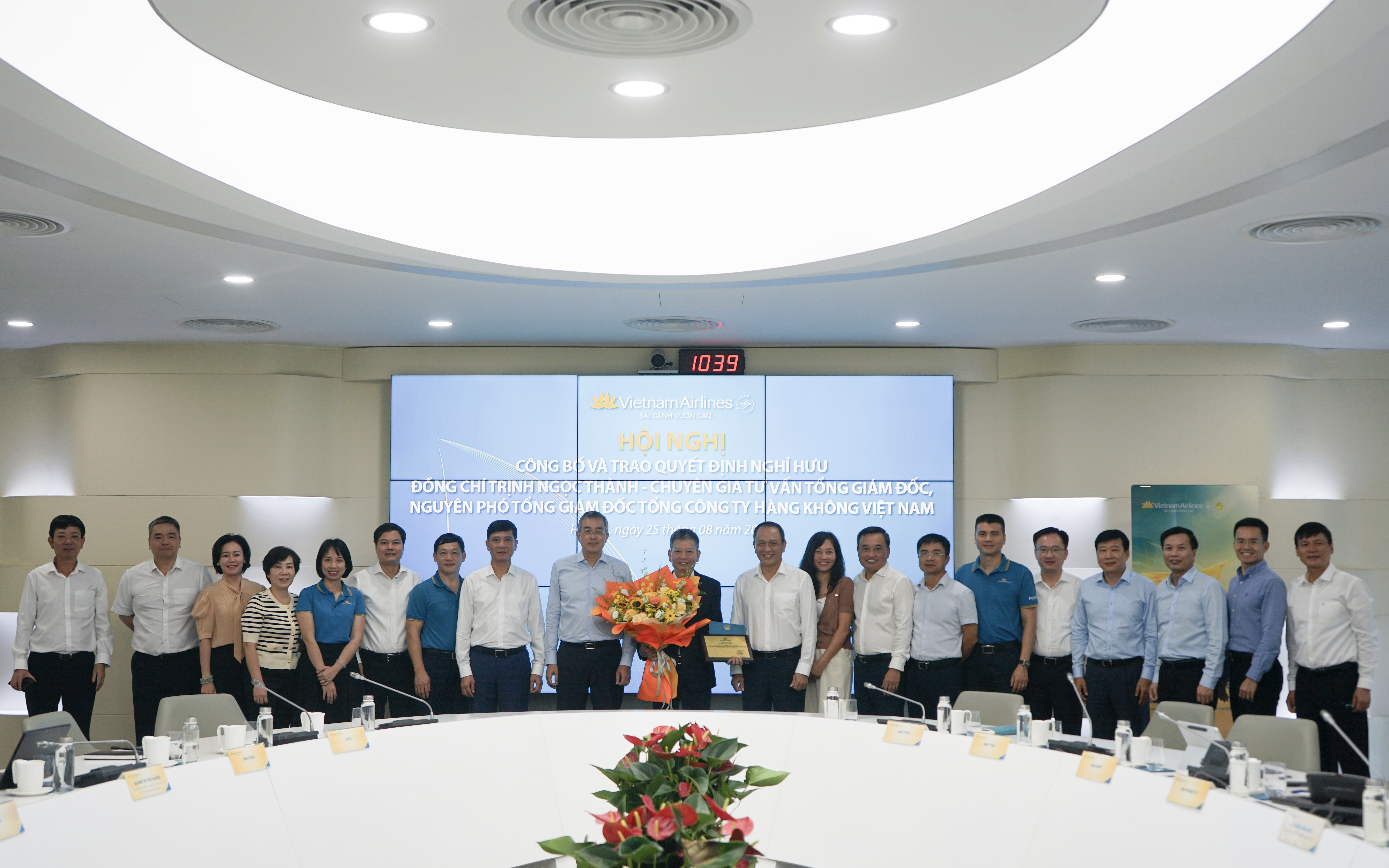 Lãnh đạo TCT trao quyết định nghỉ hưu cho đồng chí Trịnh Ngọc Thành