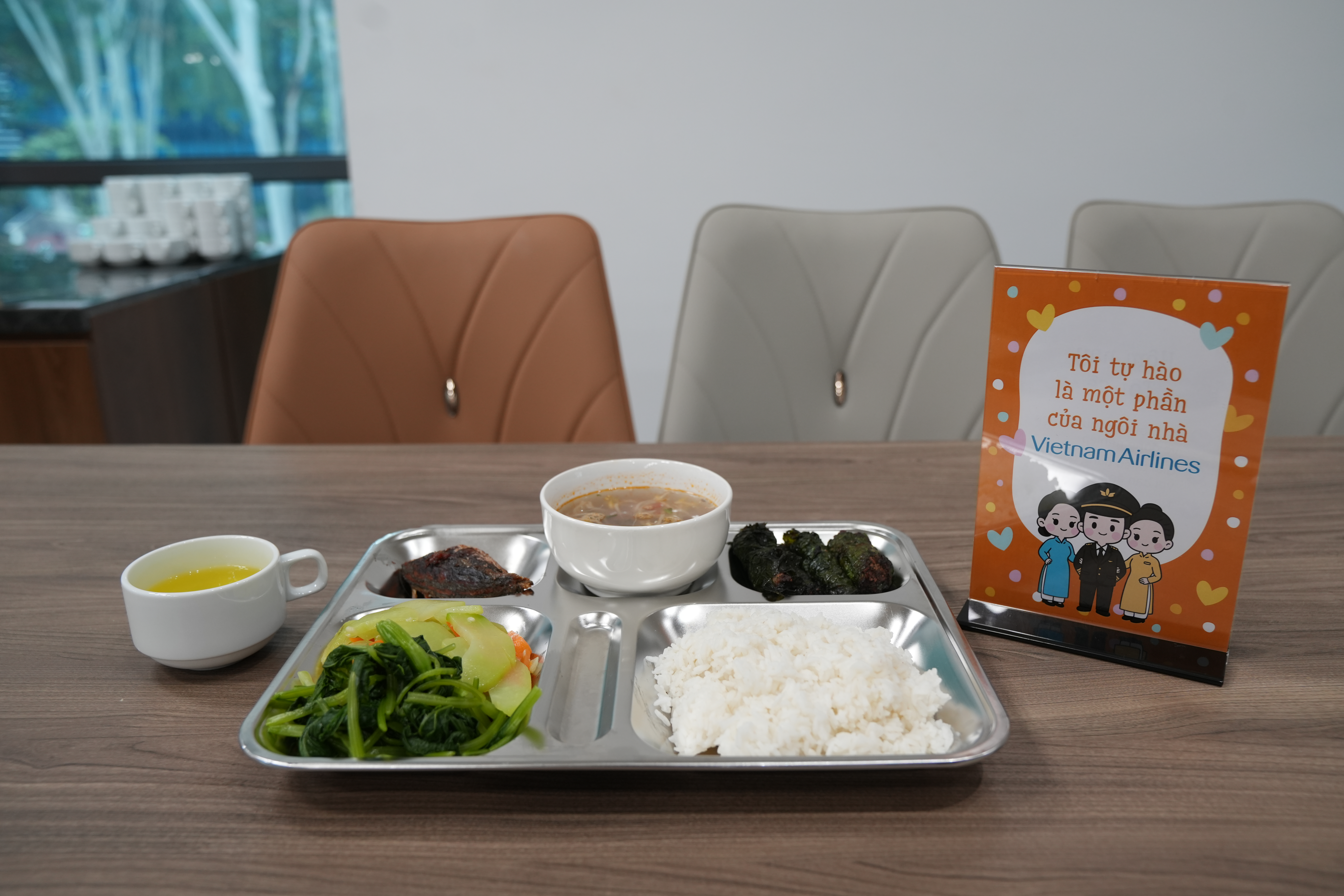 Sky Lounge sống động với loạt tranh tường mang thông điệp “Văn hóa nâng tầm”