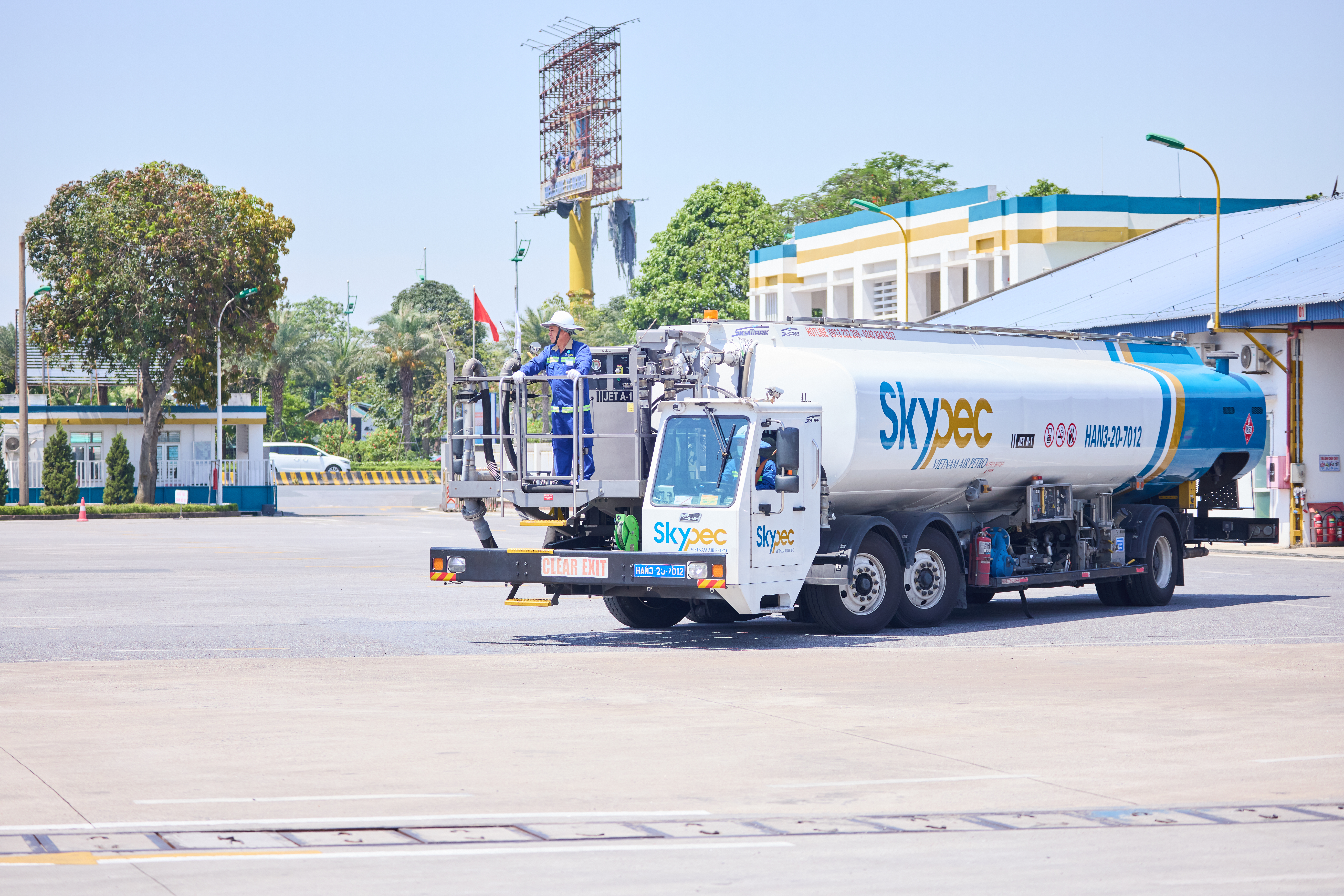 Người lao động của Skypec làm việc dưới điều kiện thời tiết nắng nóng. (Ảnh: VNA)