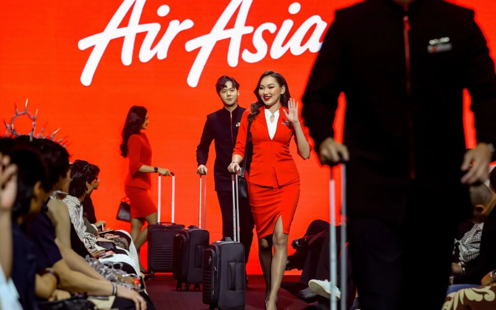 Aviation News 12/8: AirAsia trình diễn đồng phục tiếp viên mới tại Kuala Lumpur Fashion Week