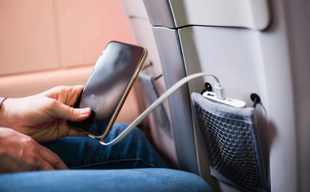 Mang sạc dự phòng lithium đi máy bay: Cấm ký gửi, cấm sử dụng trên cabin