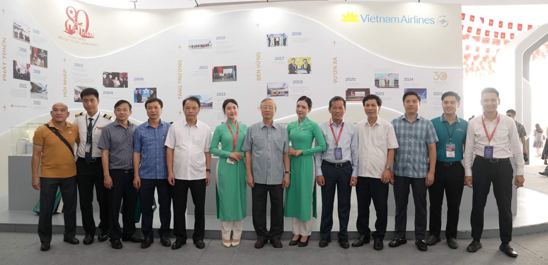 Đồng chí Trần Quốc Vượng thăm gian trưng bày Vietnam Airlines tại triển lãm