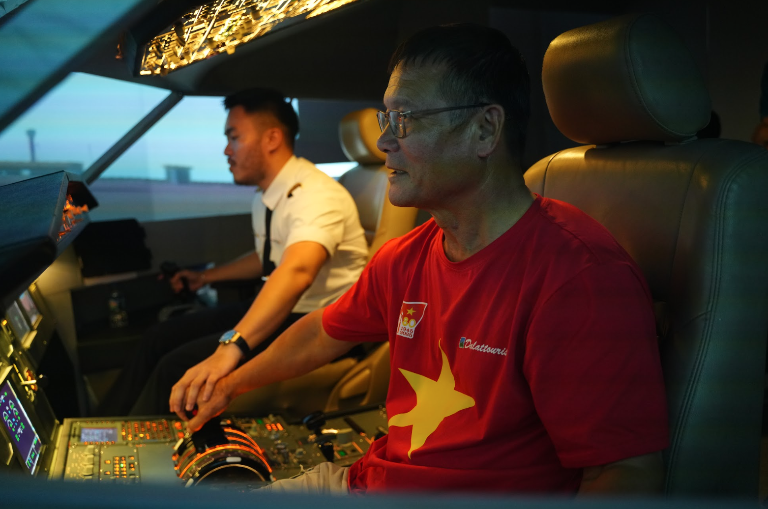 Hàng ngàn khách hàng trải nghiệm làm phi công tại gian hàng Vietnam Airlines trong Triển lãm Thành tựu đất nước