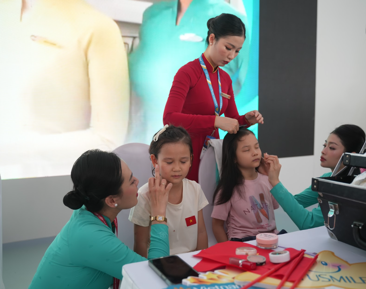 Trải nghiệm “gây sốt” tại triển lãm: Ai cũng muốn làm tiếp viên Vietnam Airlines