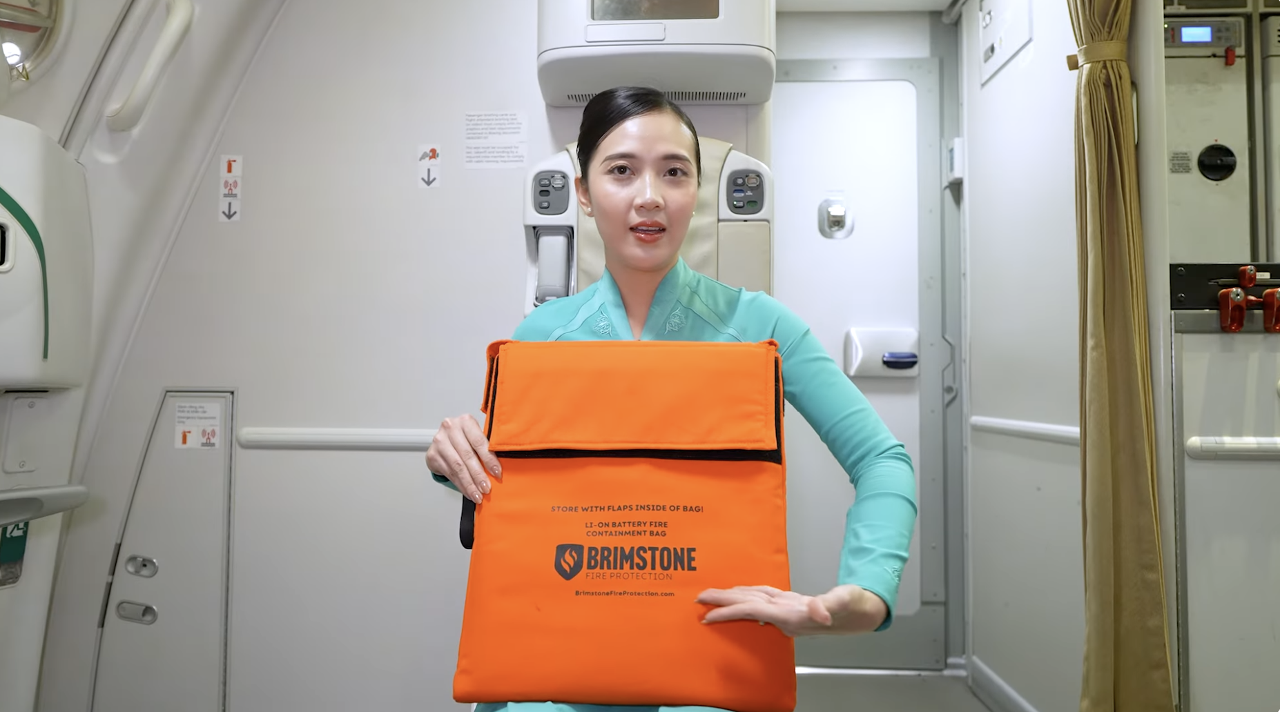 [VNA What] Vietnam Airlines tăng cường quy định an toàn với pin Lithium