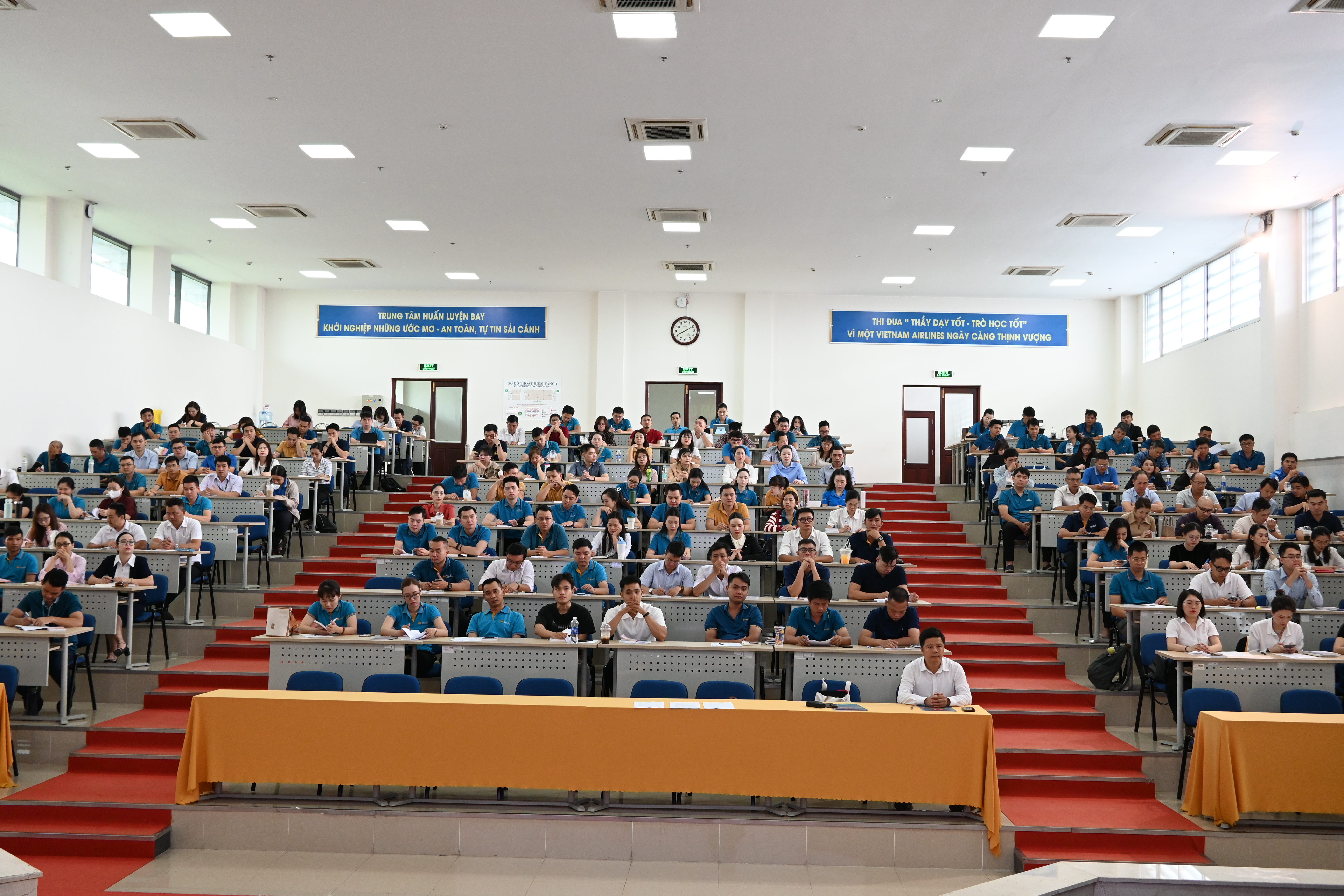 175 quần chúng ưu tú khu vực miền Trung và miền Nam tham gia lớp bồi dưỡng nhận thức về Đảng