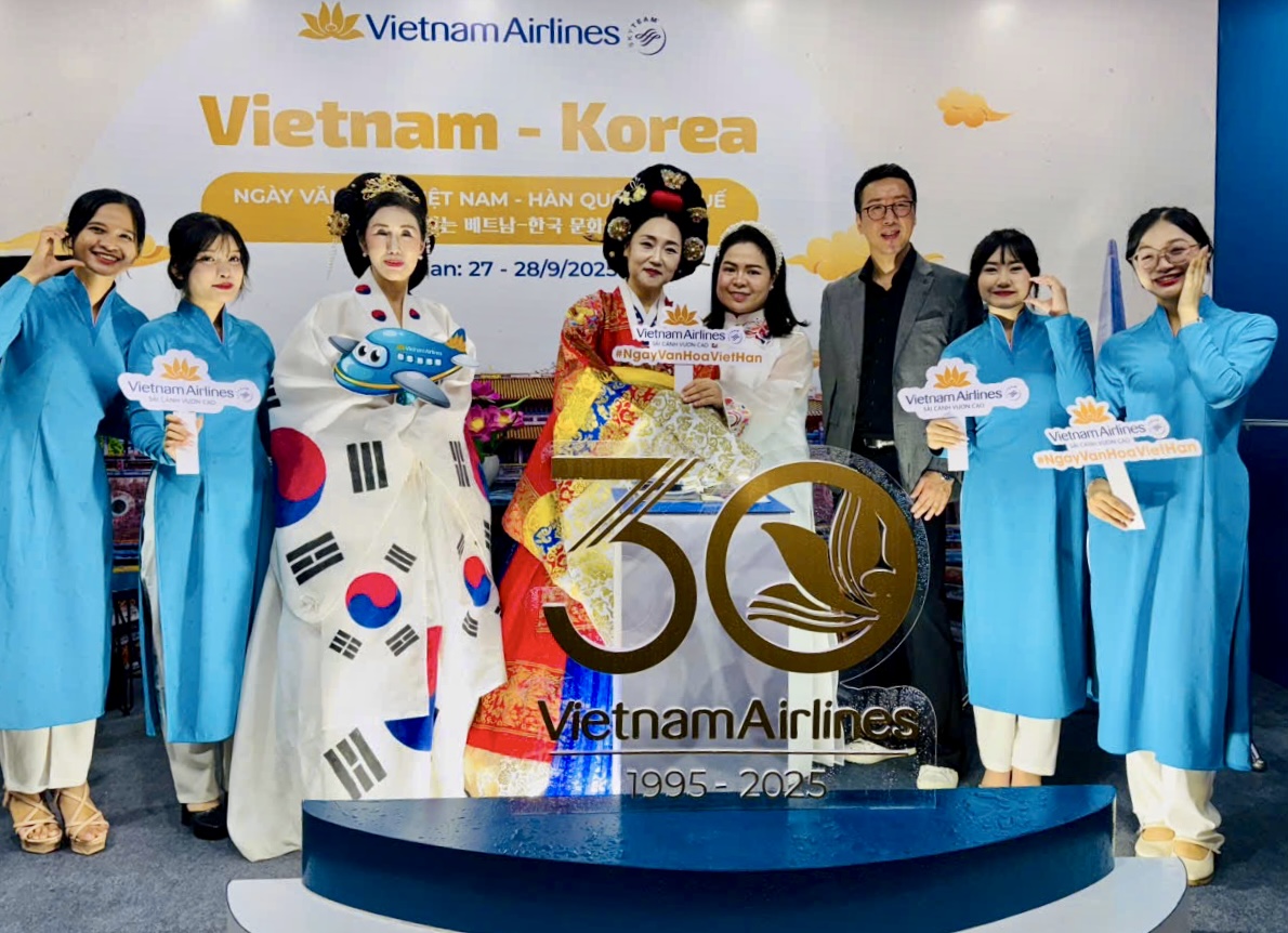 Ngày Văn hóa Việt Nam – Hàn Quốc: Sôi động gian hàng Vietnam Airlines cùng hàng ngàn người dân và du khách thành phố Huế